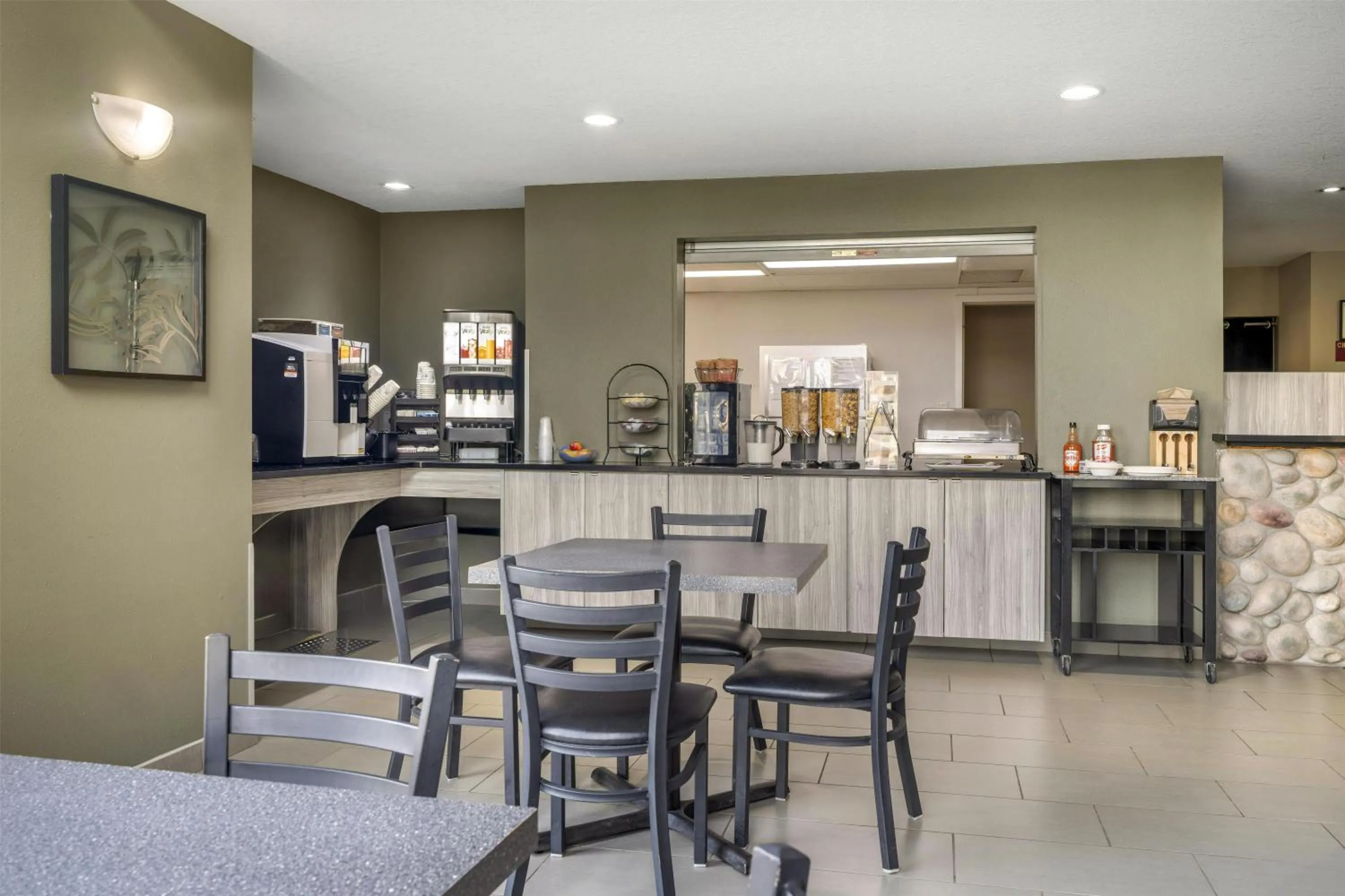 Restaurant/places to eat in SureStay Plus Hotel by Best Western Lethbridge