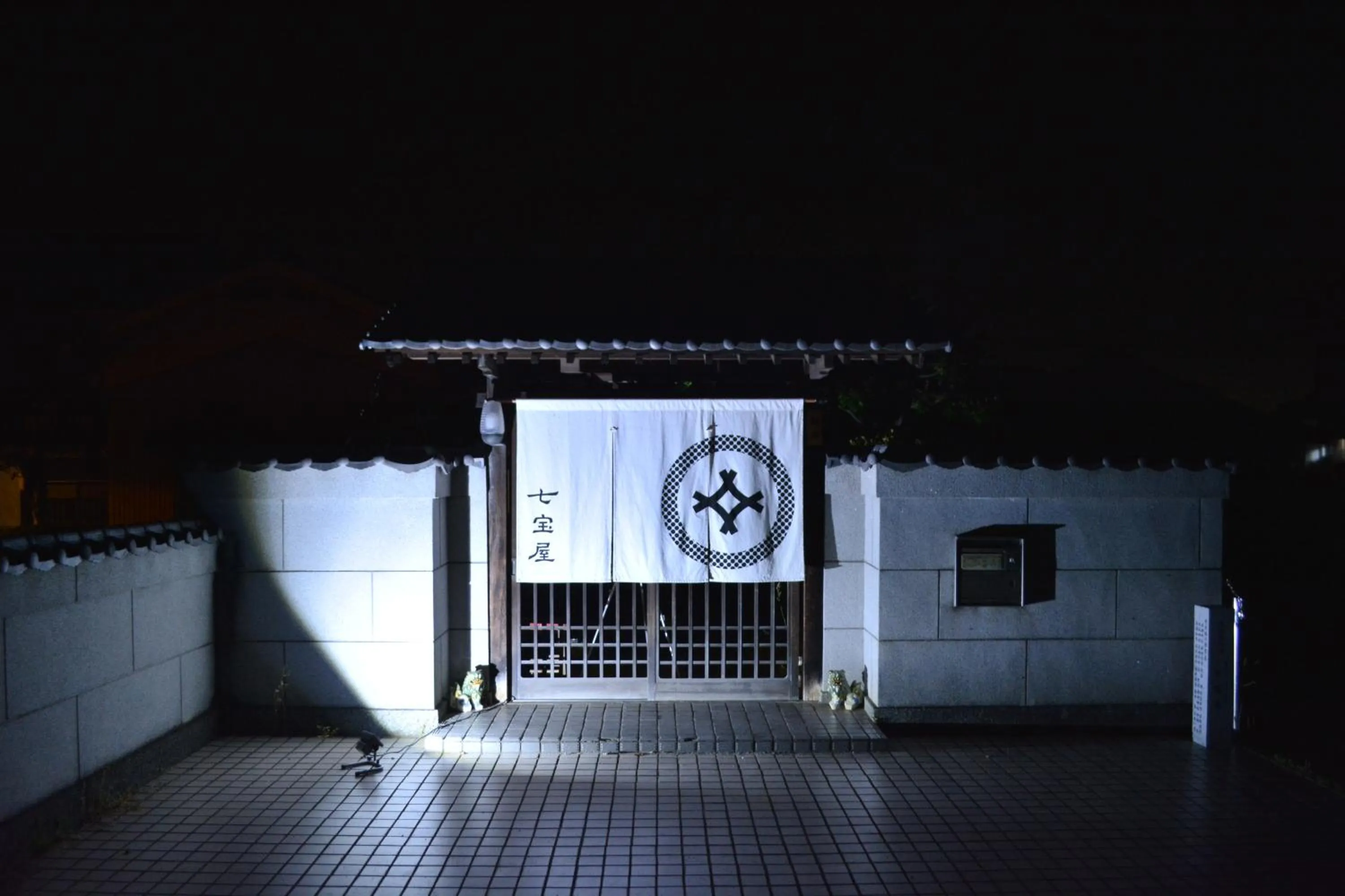 Facade/entrance in BED N CHILL Shippoya 七宝屋