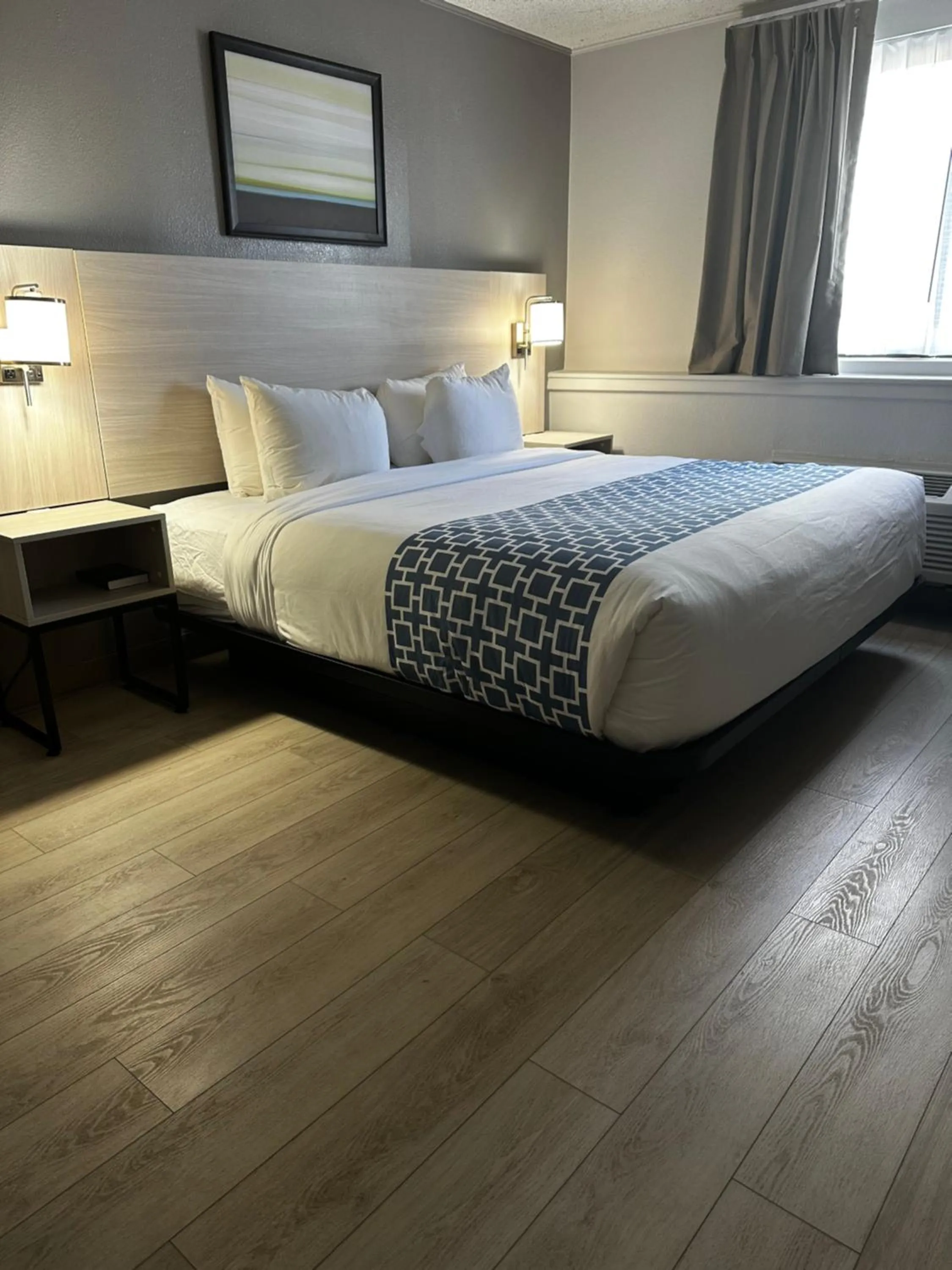 Bedroom, Bed in Suburban Studios, Kearney