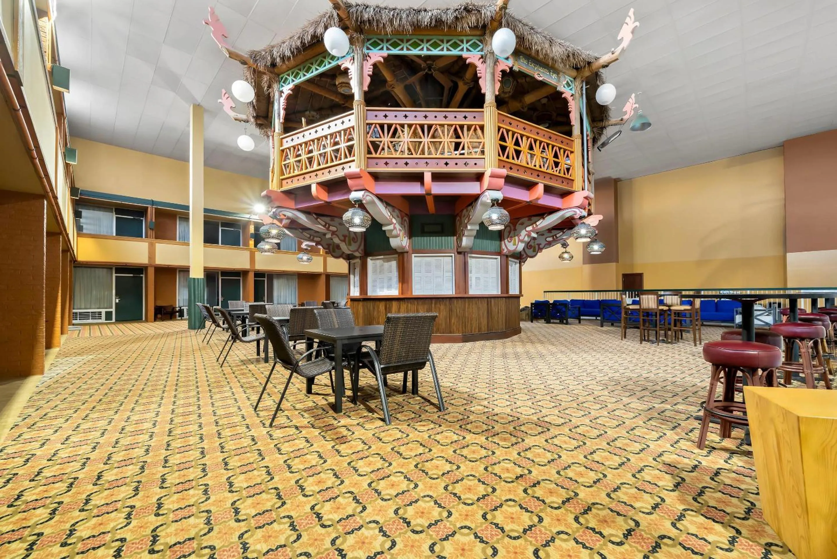 Lounge or bar in Suburban Studios, Kearney