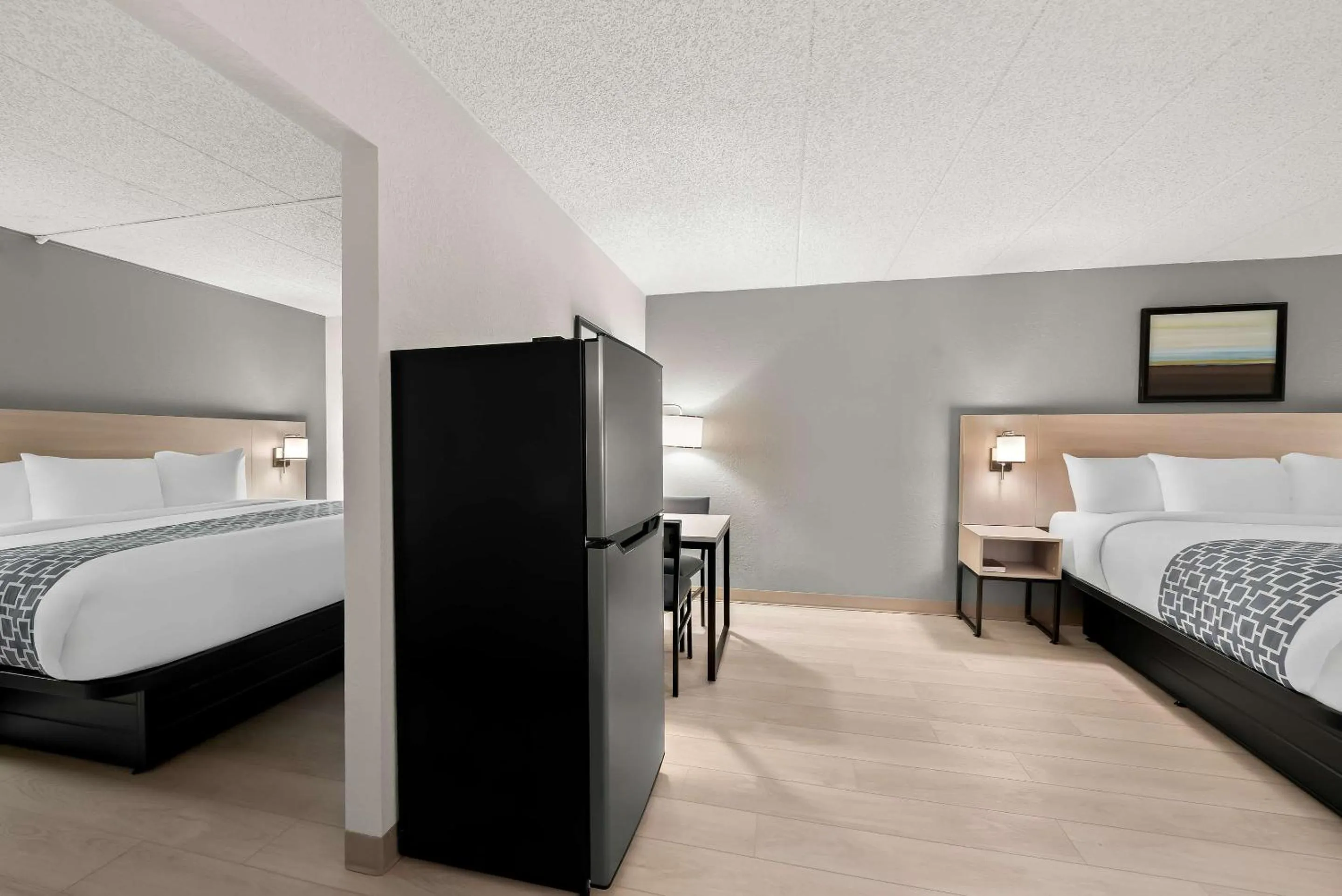 Bedroom, Bed in Suburban Studios, Kearney