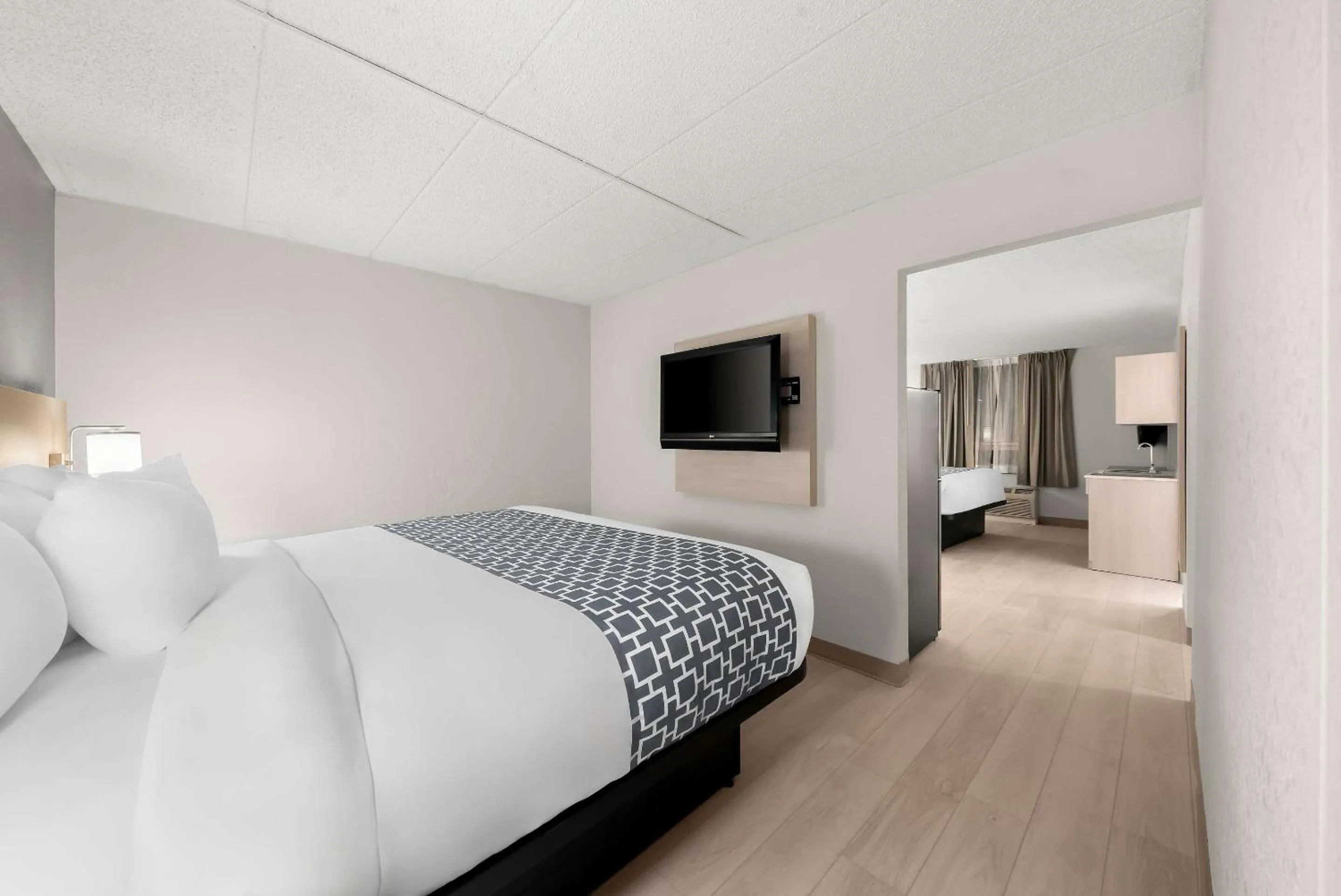 Bedroom, Bed in Suburban Studios, Kearney