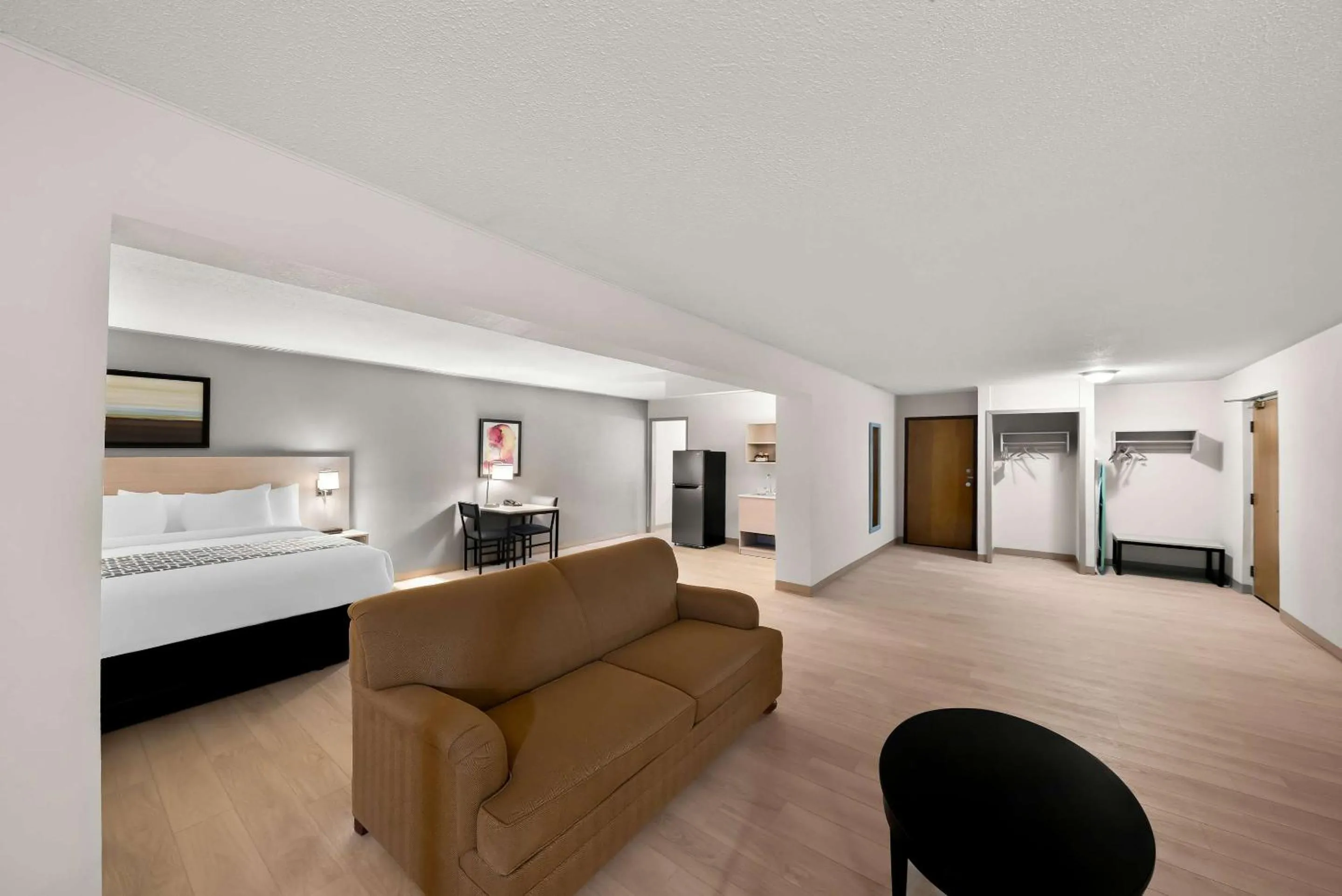 Bedroom, Bed in Suburban Studios, Kearney