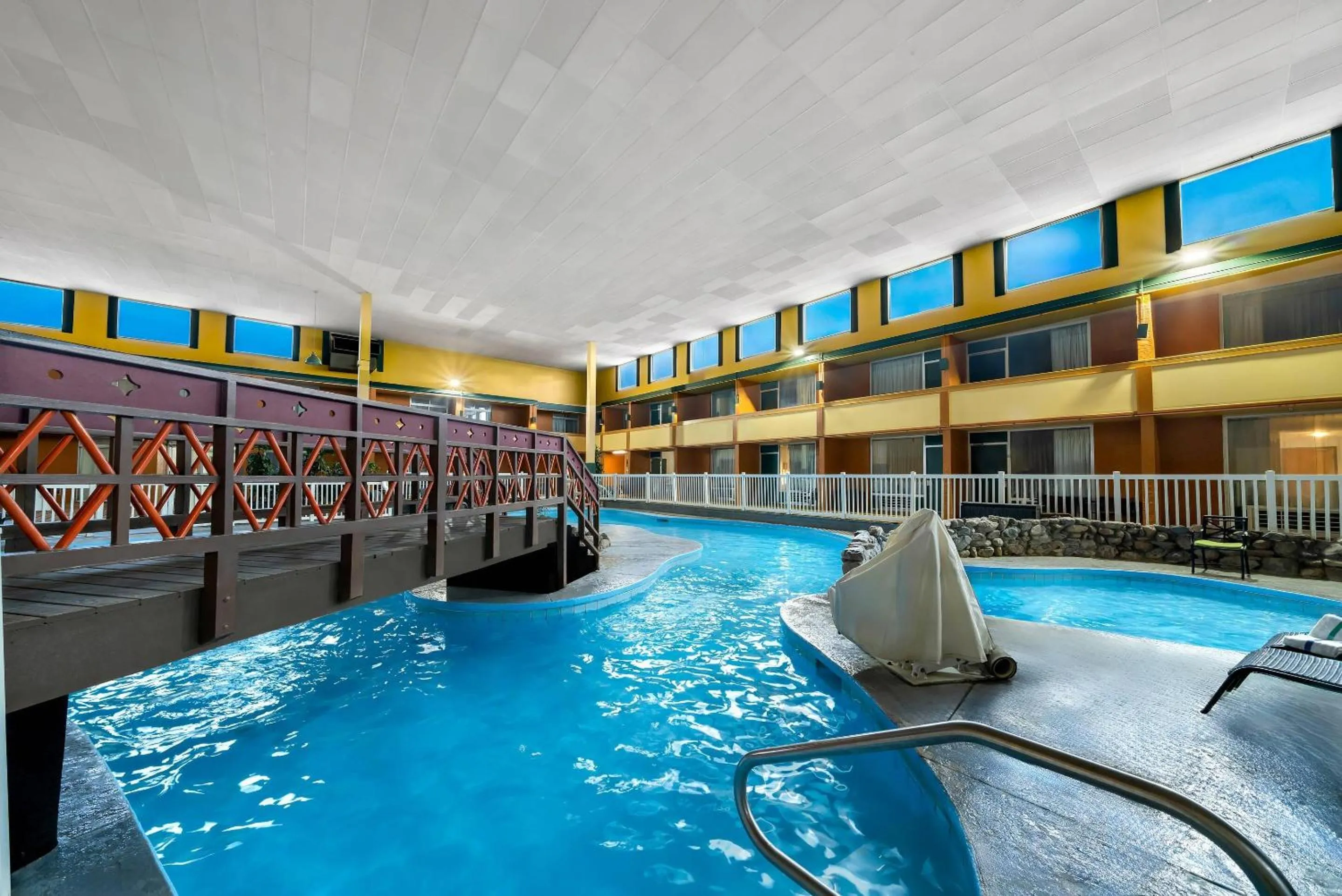 Swimming pool in Suburban Studios, Kearney