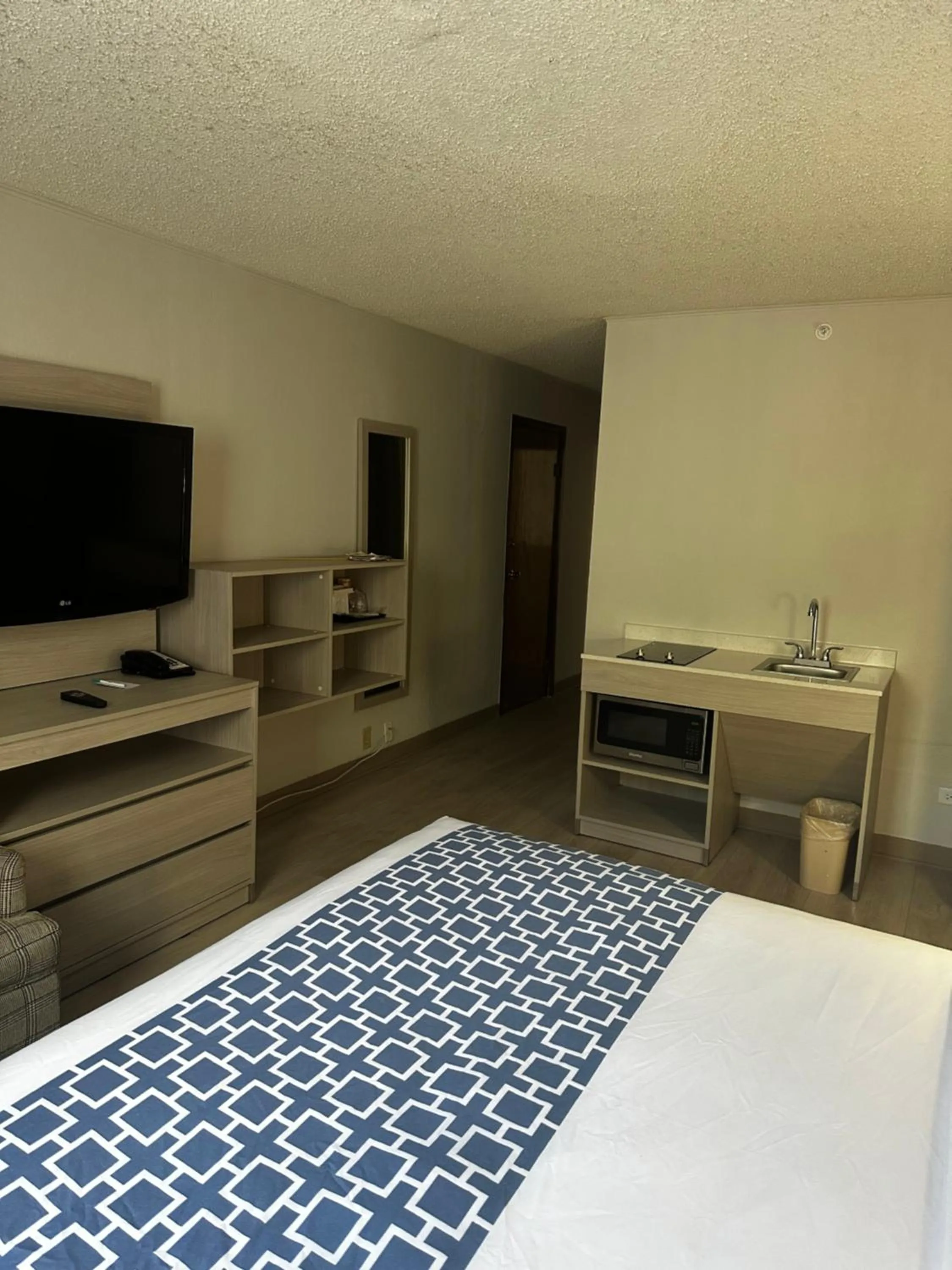 Bedroom, Bed in Suburban Studios, Kearney