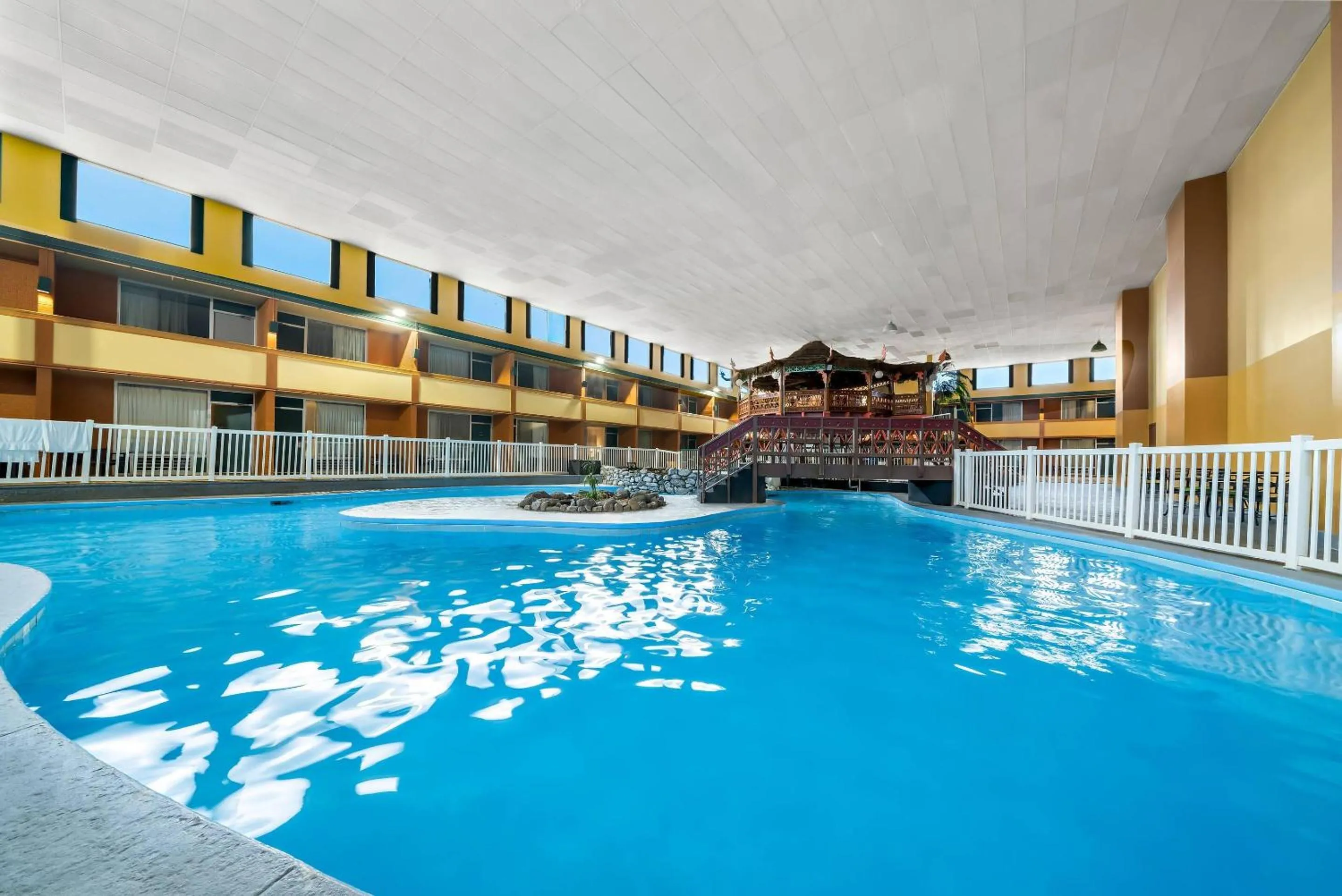 Swimming pool in Suburban Studios, Kearney