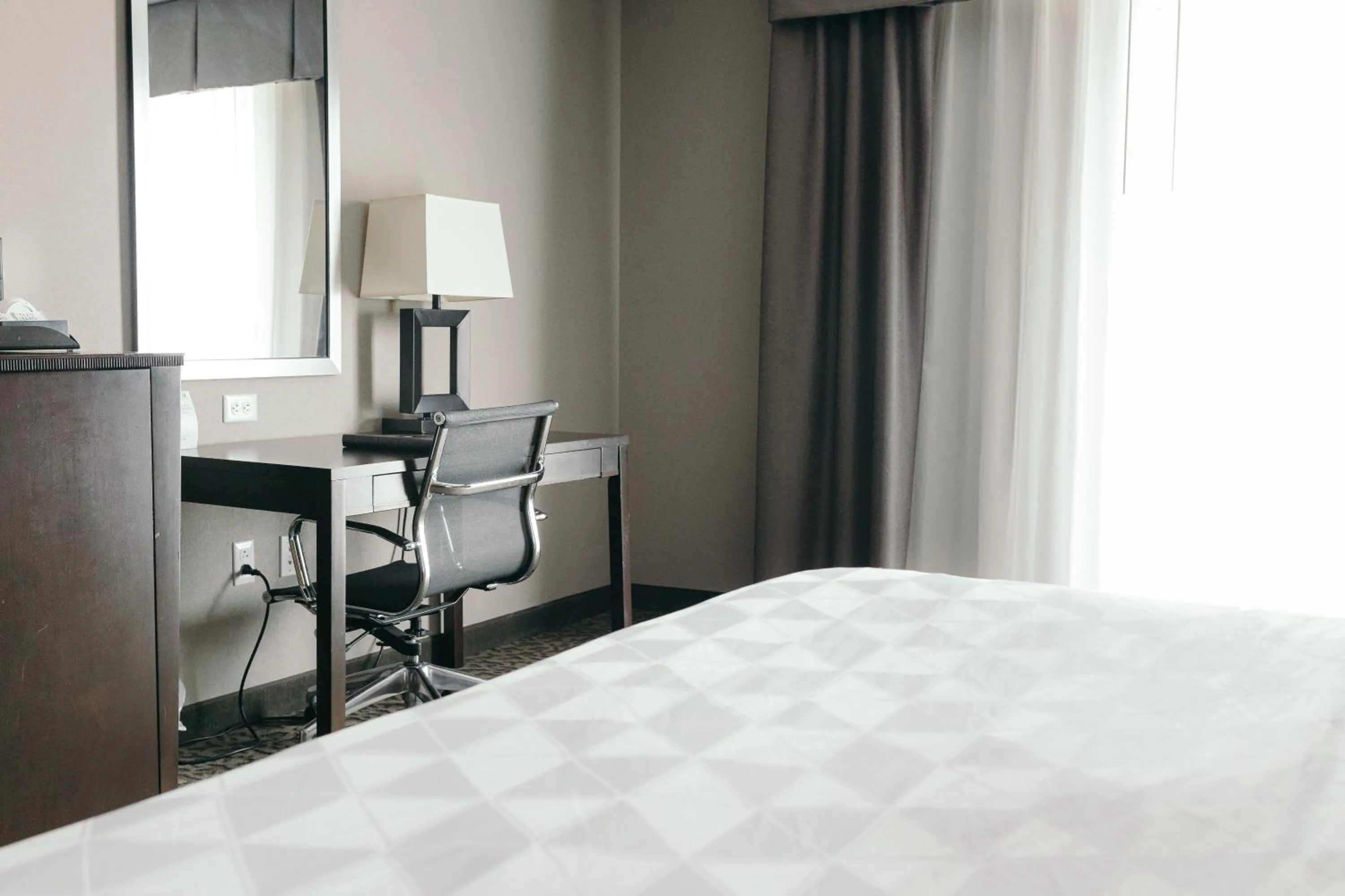 Photo of the whole room, Bed in Holiday Inn and Suites East Peoria by IHG