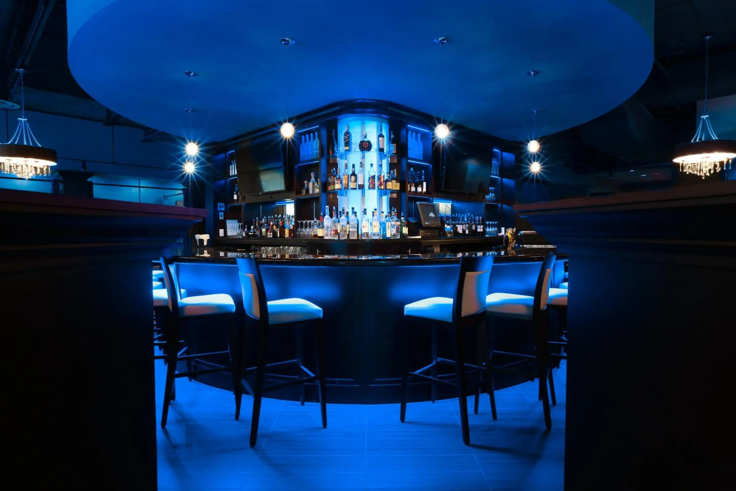 Lounge or bar in Holiday Inn and Suites East Peoria by IHG