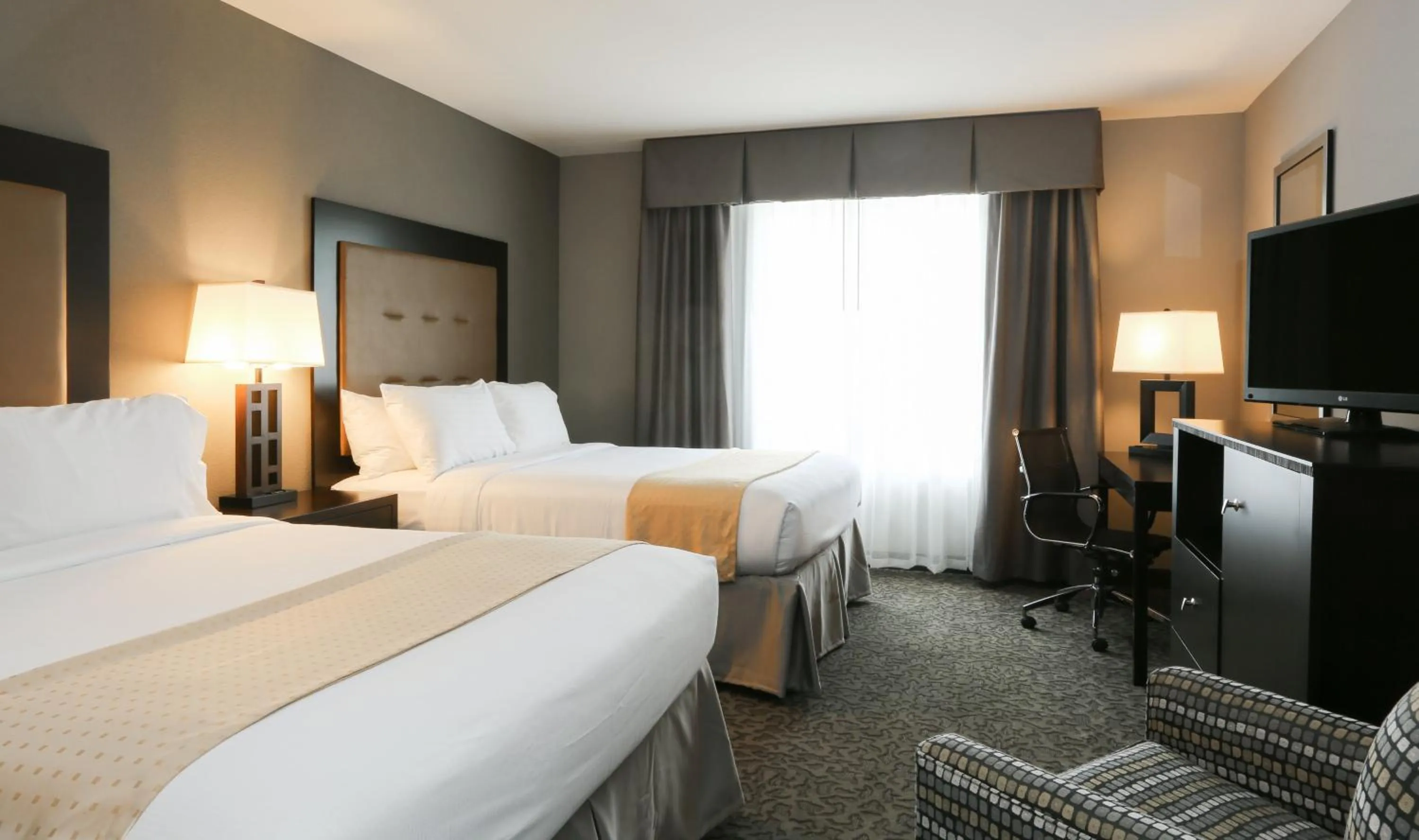 Twin Room - Mobility Access with Bath Tub in Holiday Inn and Suites East Peoria by IHG