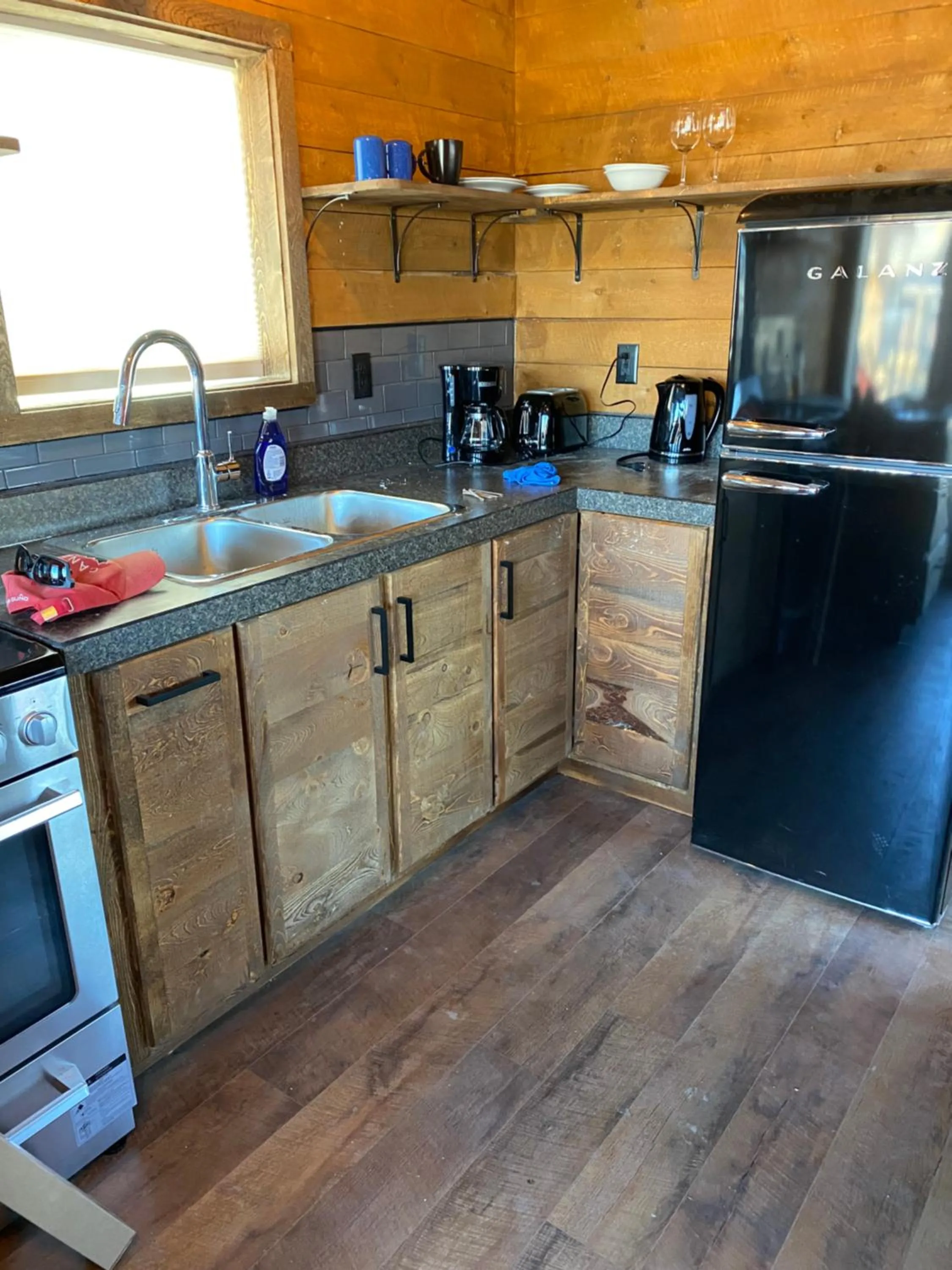Kitchen or kitchenette in Stardust Inn and Chalets