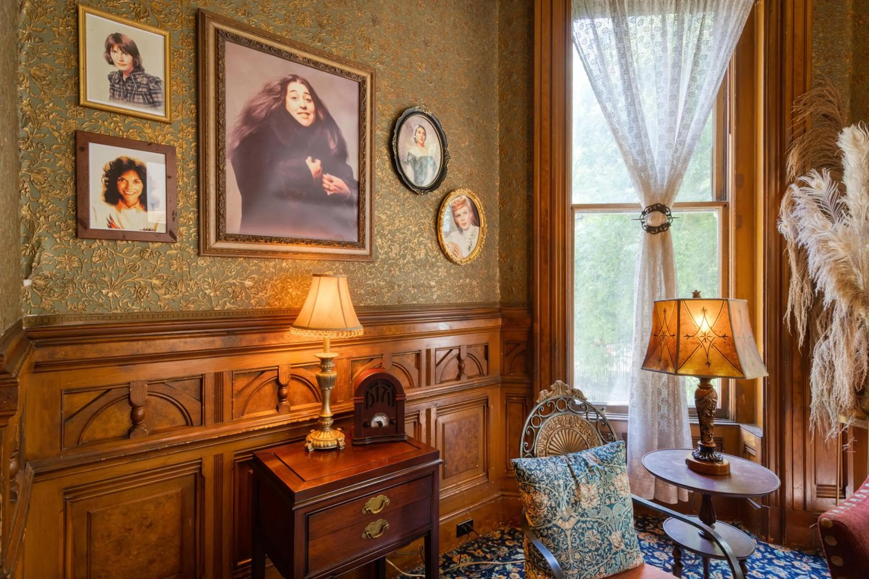 Living room in HI Sacramento Hostel