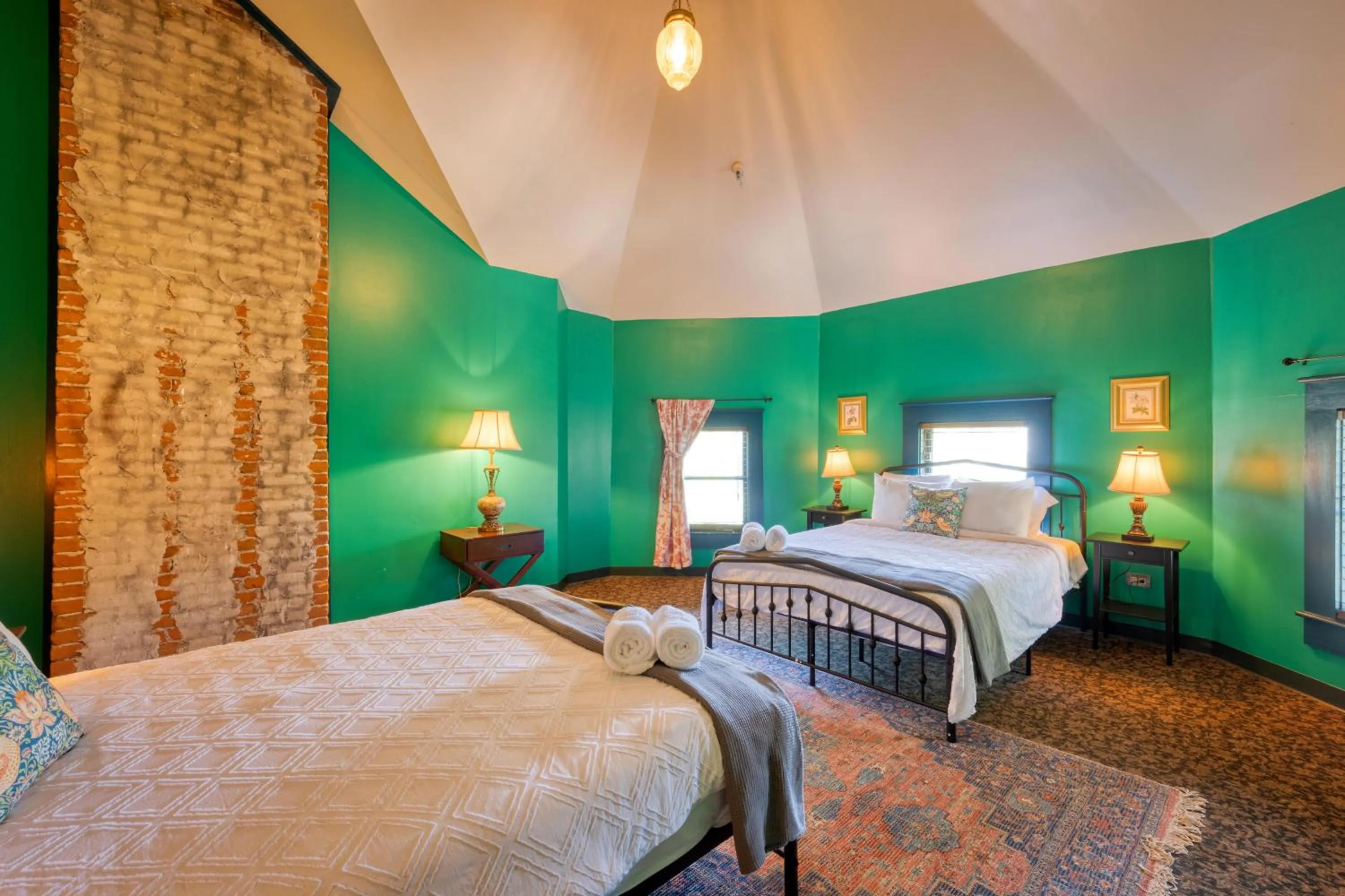 Photo of the whole room, Bed in HI Sacramento Hostel