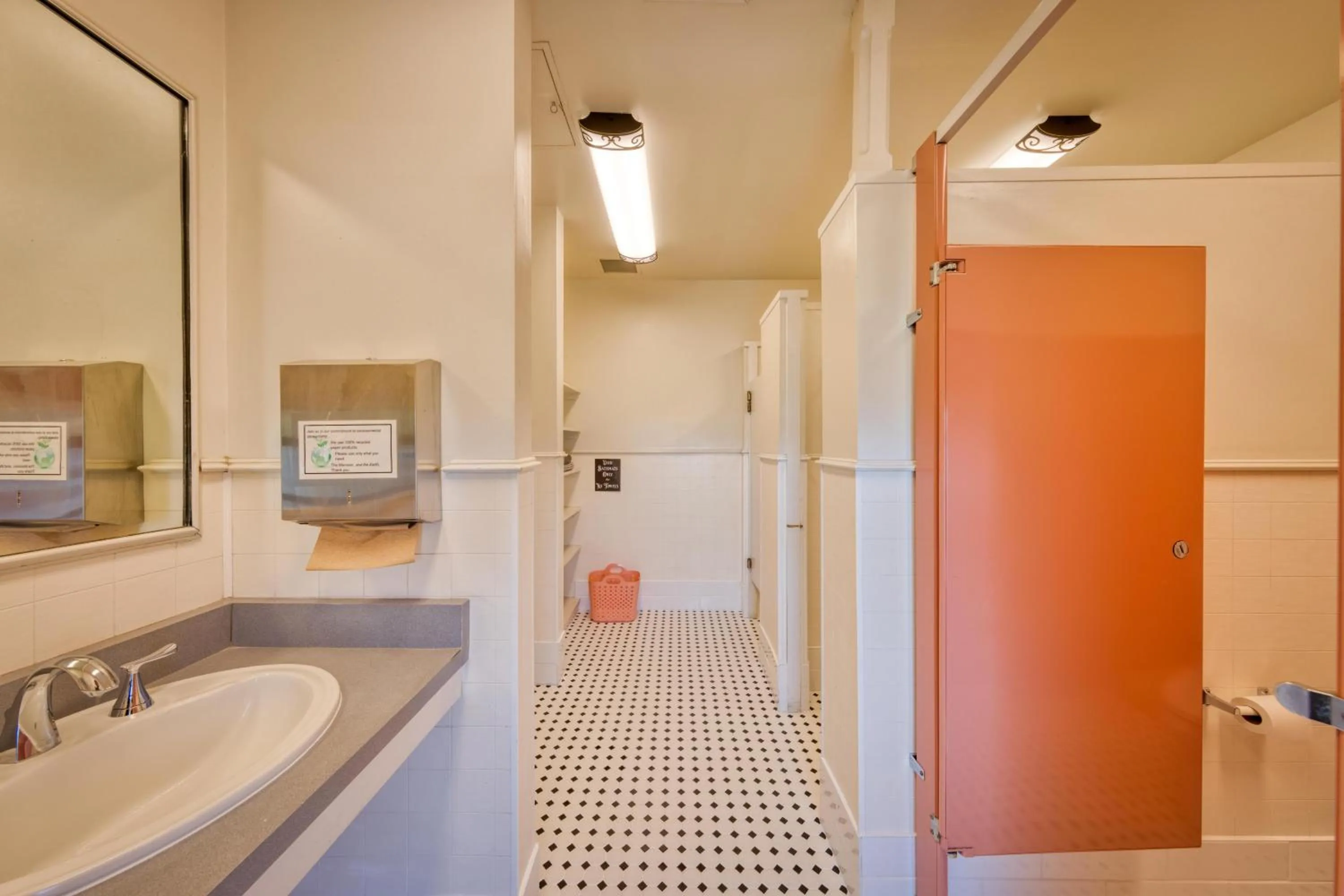 Bathroom in HI Sacramento Hostel