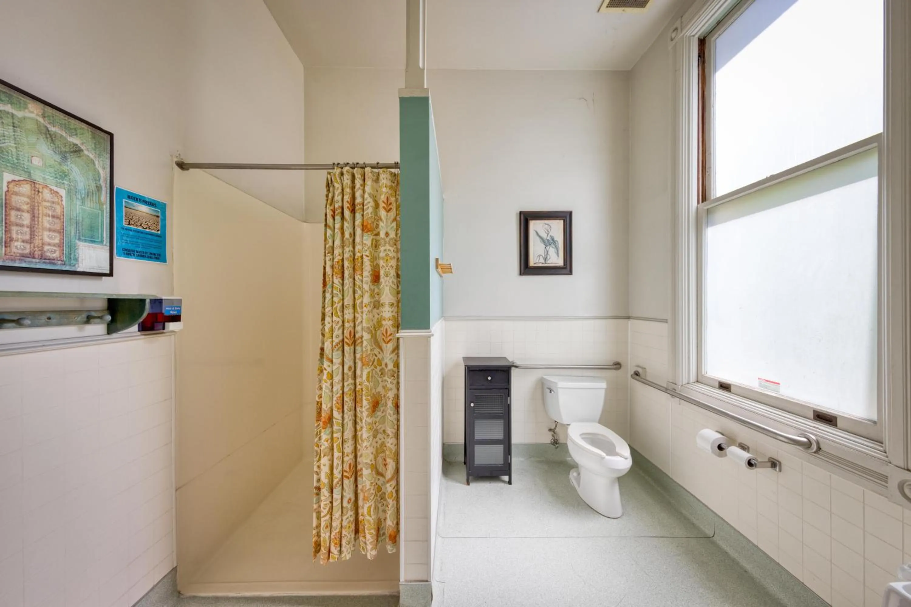 Bathroom in HI Sacramento Hostel