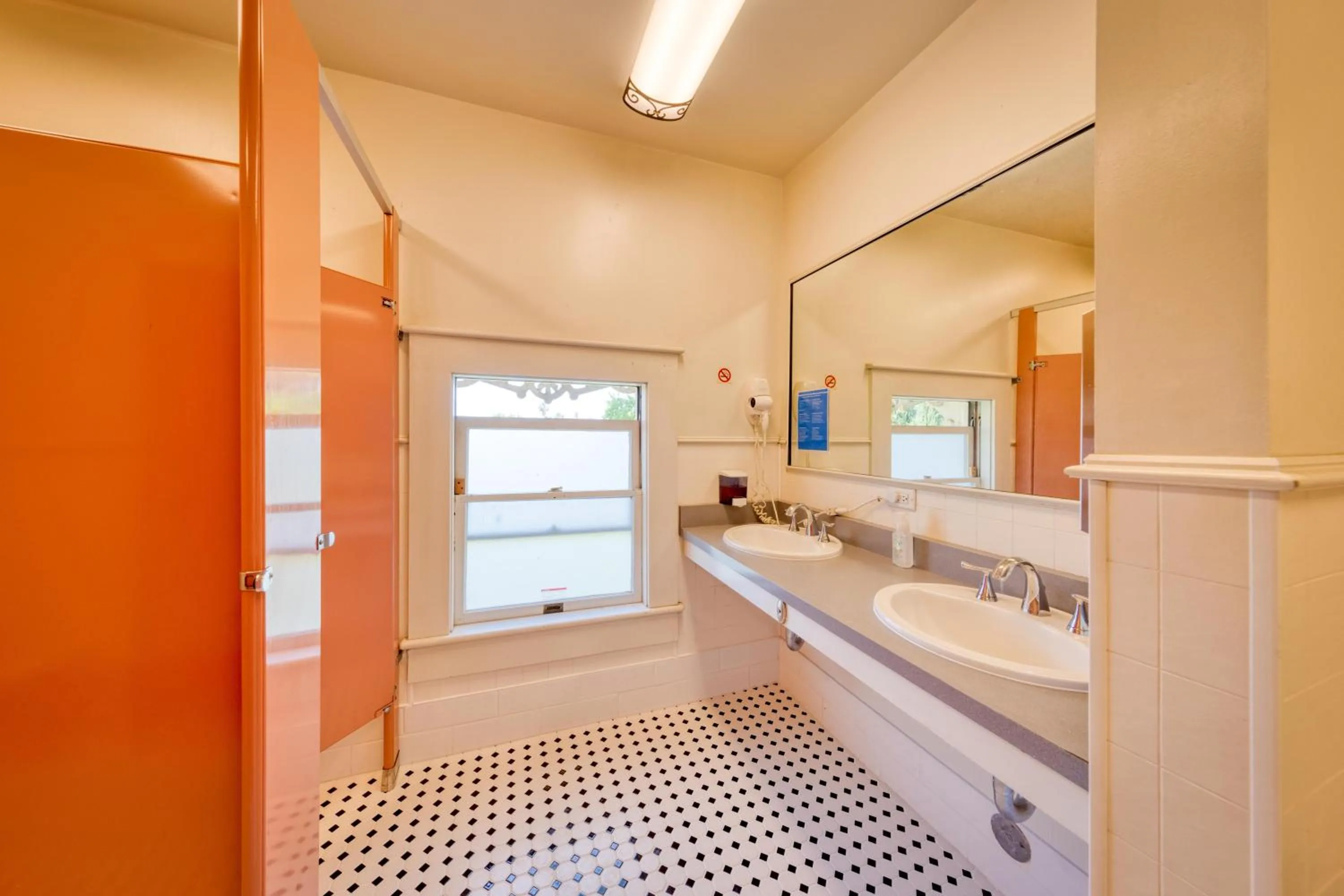 Bathroom in HI Sacramento Hostel