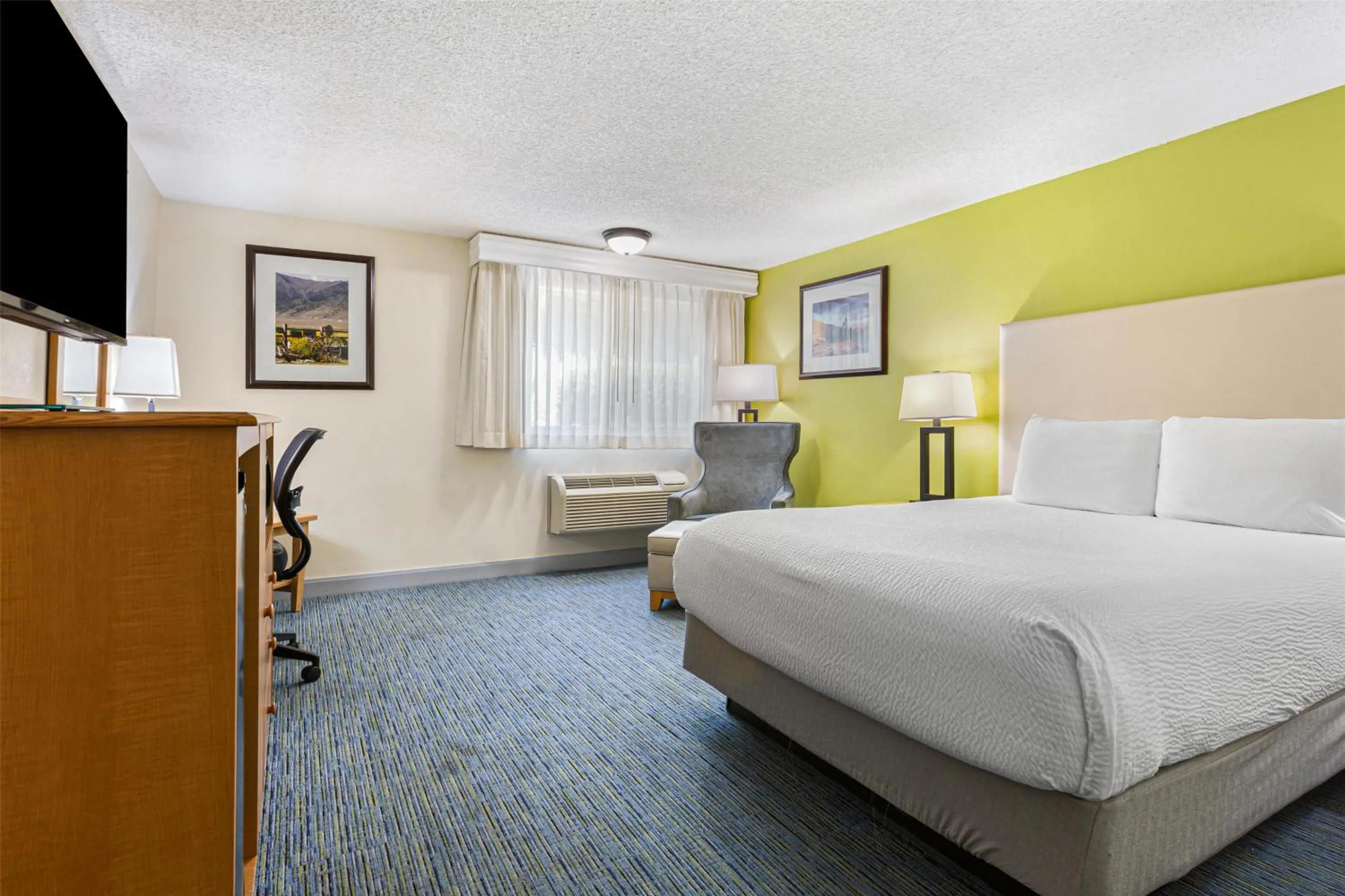 Bedroom, Bed in Best Western Hi-Desert Inn