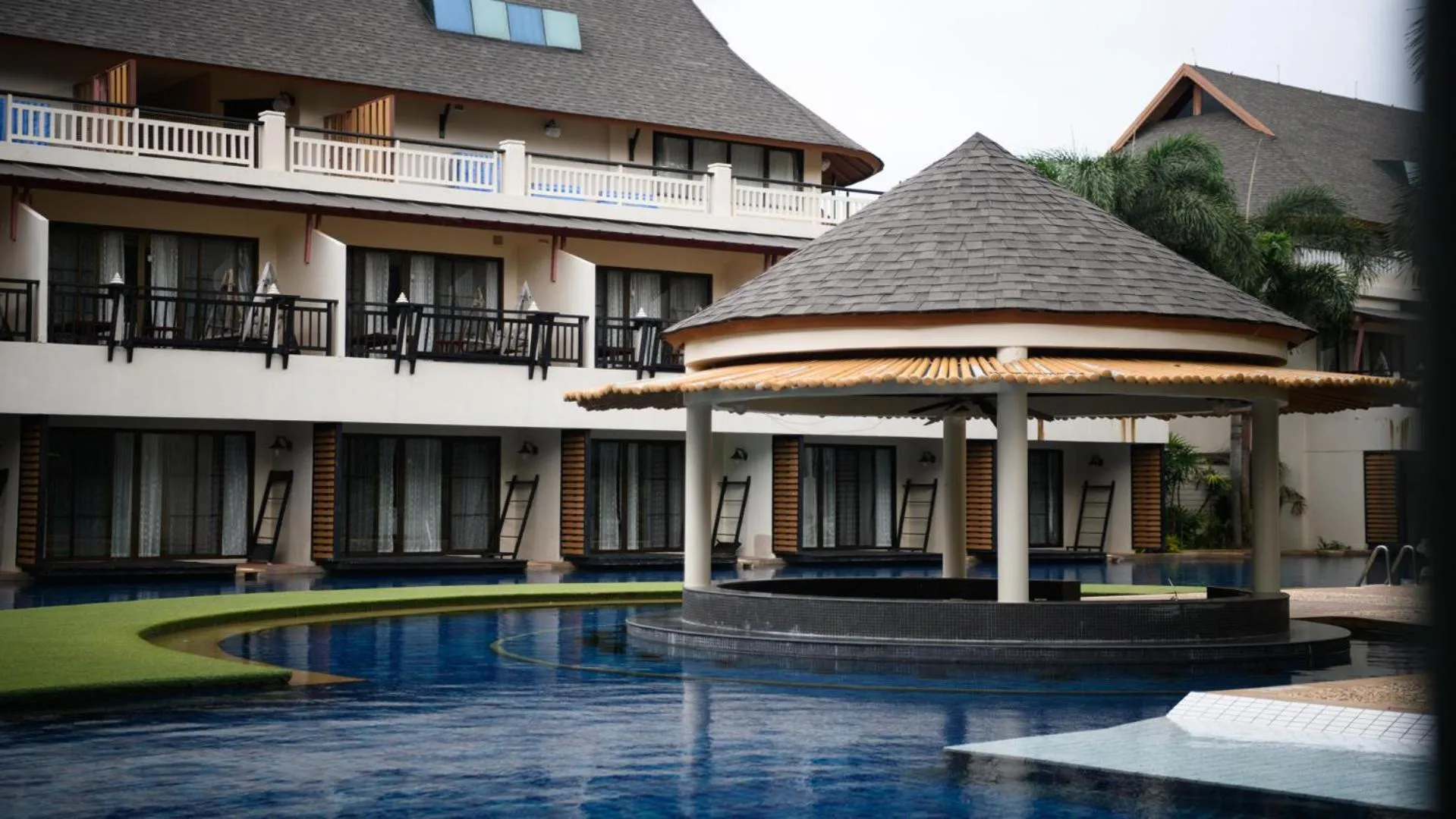 Swimming pool in Chada Lanta Beach Resort