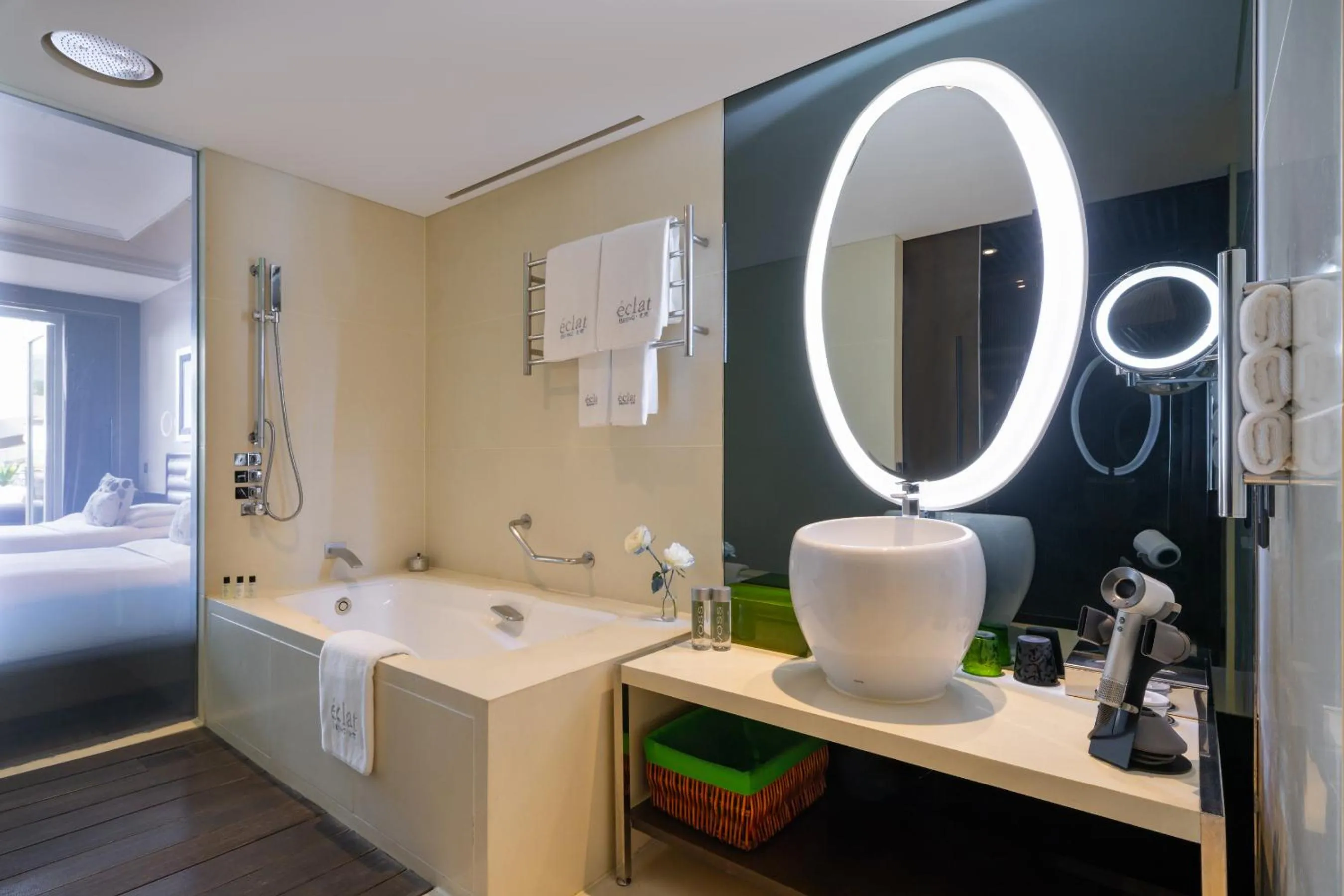 Bathroom, Bed in Hotel Éclat Beijing