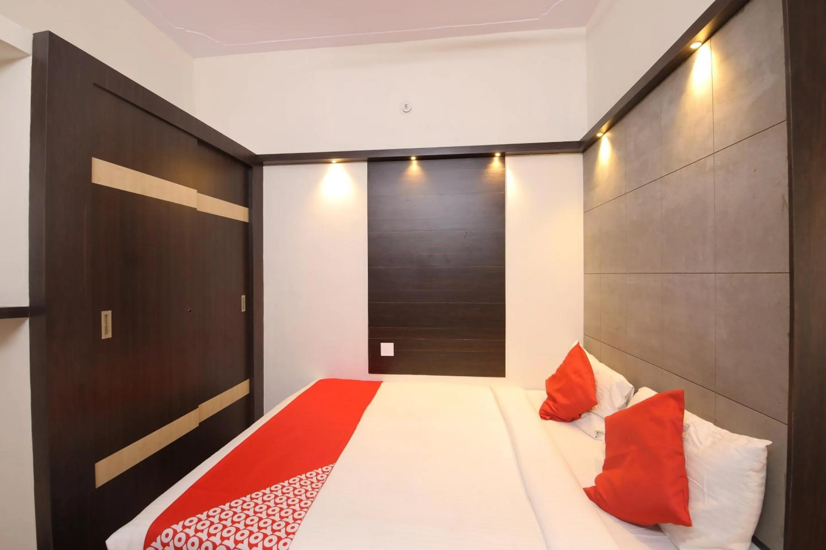 Bedroom, Bed in Collection O Royal Sand