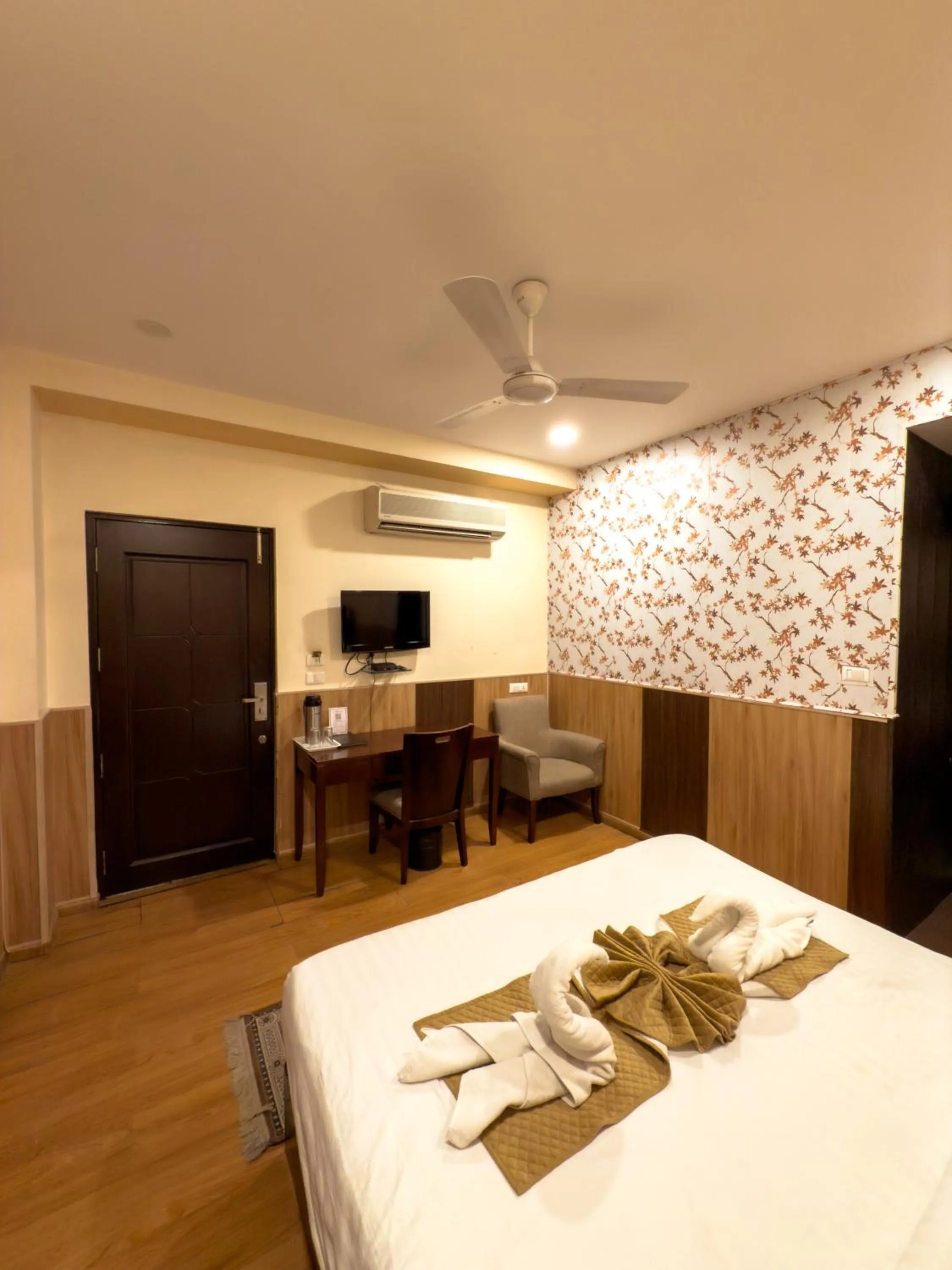 TV and multimedia, Bed in Hotel Royal Palm - A Budget Hotel in Udaipur