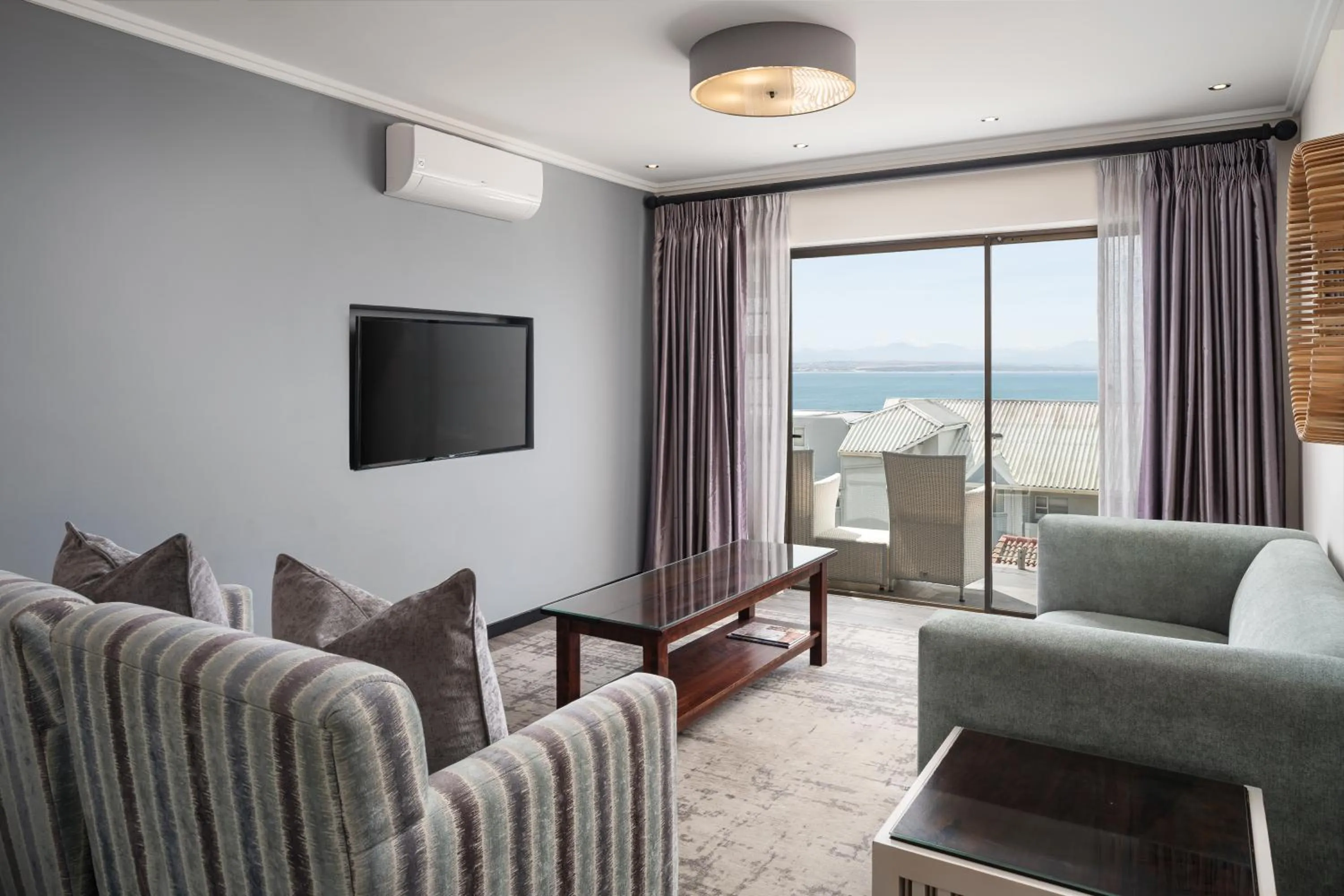 TV and multimedia in Protea Hotel by Marriott Mossel Bay
