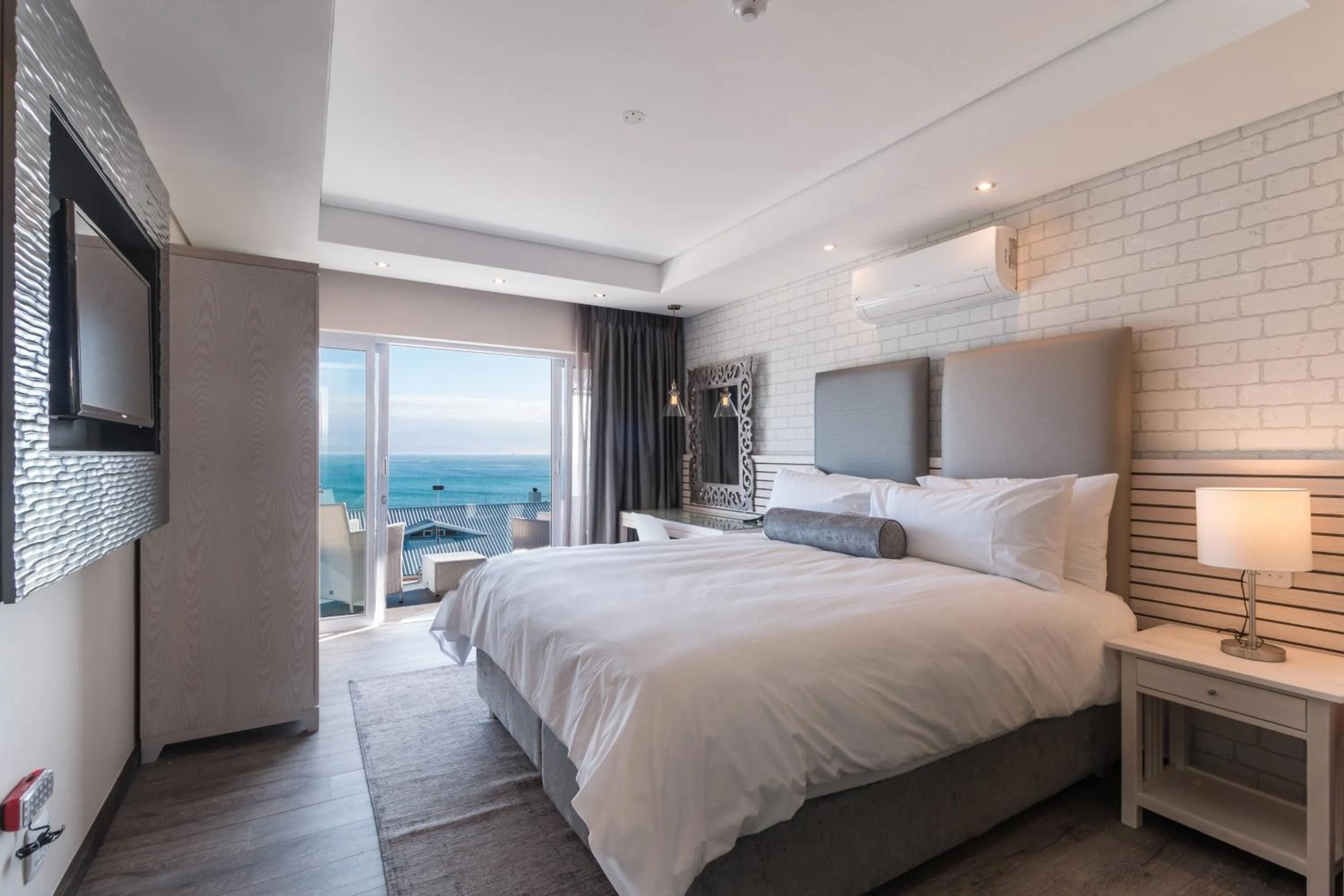 Larger Guest room, 1 King, Harbor view, Balcony in Protea Hotel by Marriott Mossel Bay