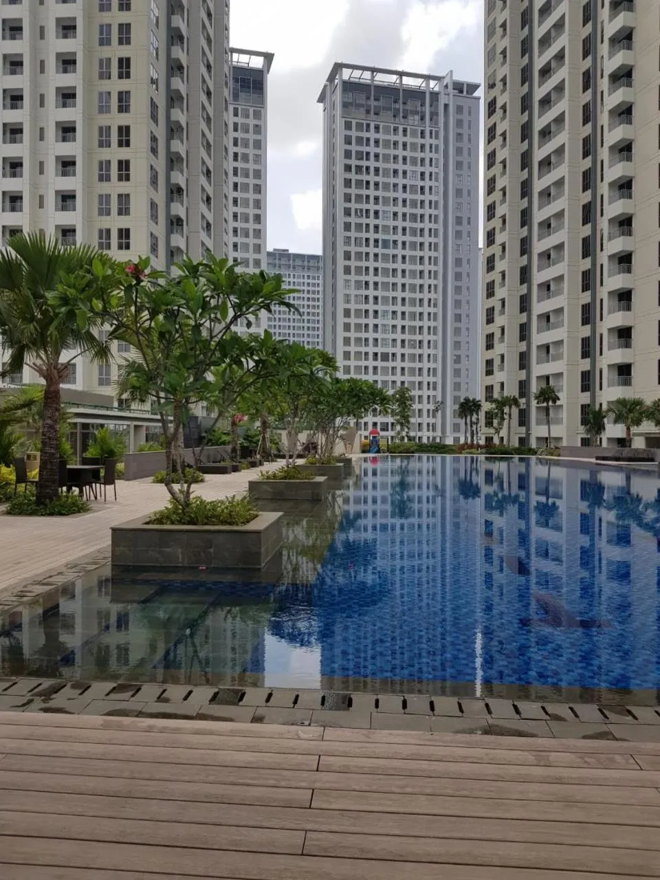Swimming pool in M-Town Signature Gading Serpong by J`s Luxury Apartment