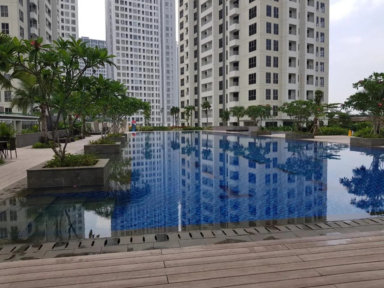 Swimming pool in M-Town Signature Gading Serpong by J`s Luxury Apartment