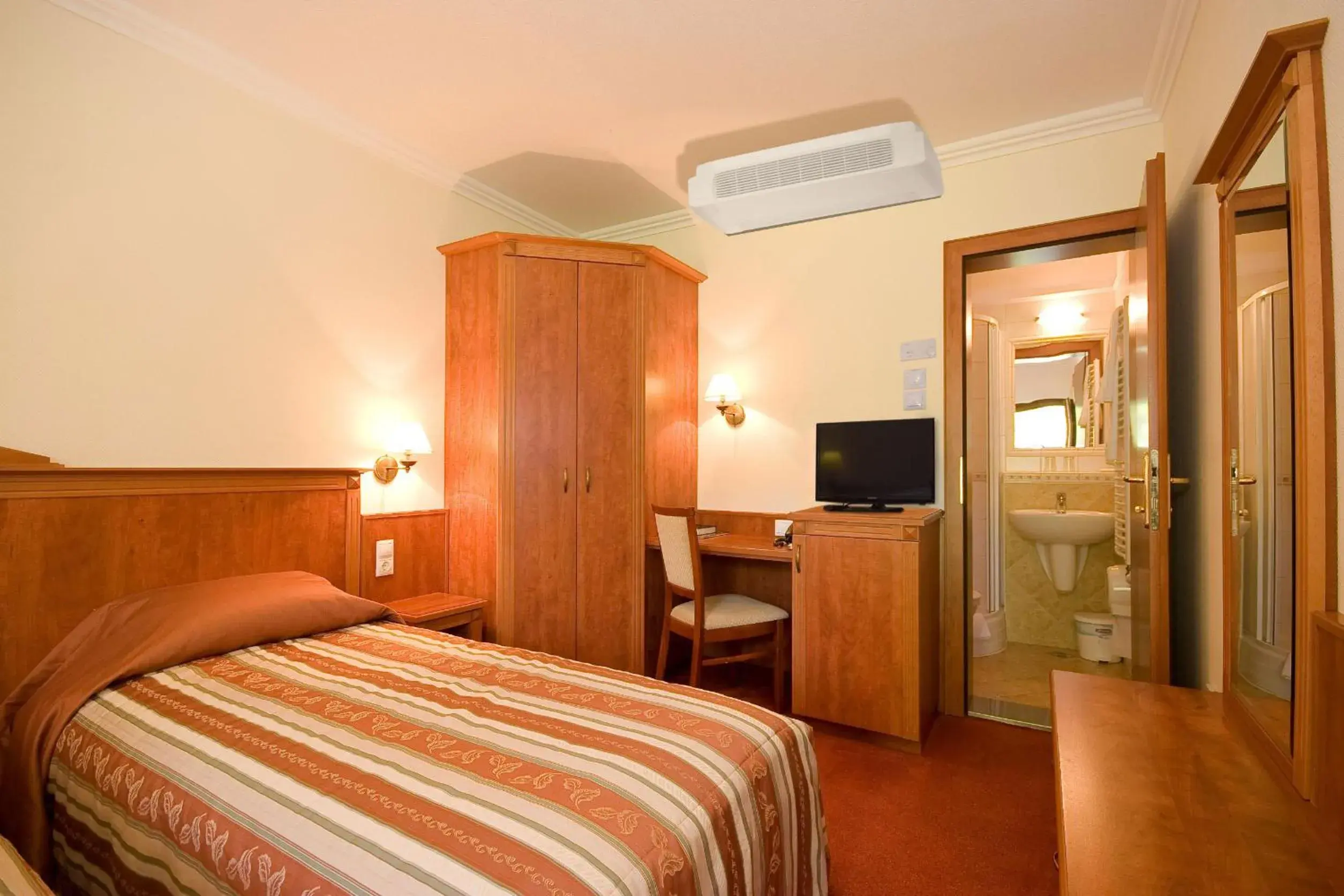 Standard Room - single occupancy in Geréby Kúria Hotel és Lovasudvar Standard Room - single occupancy in Geréby Kúria Hotel és Lovasudvar