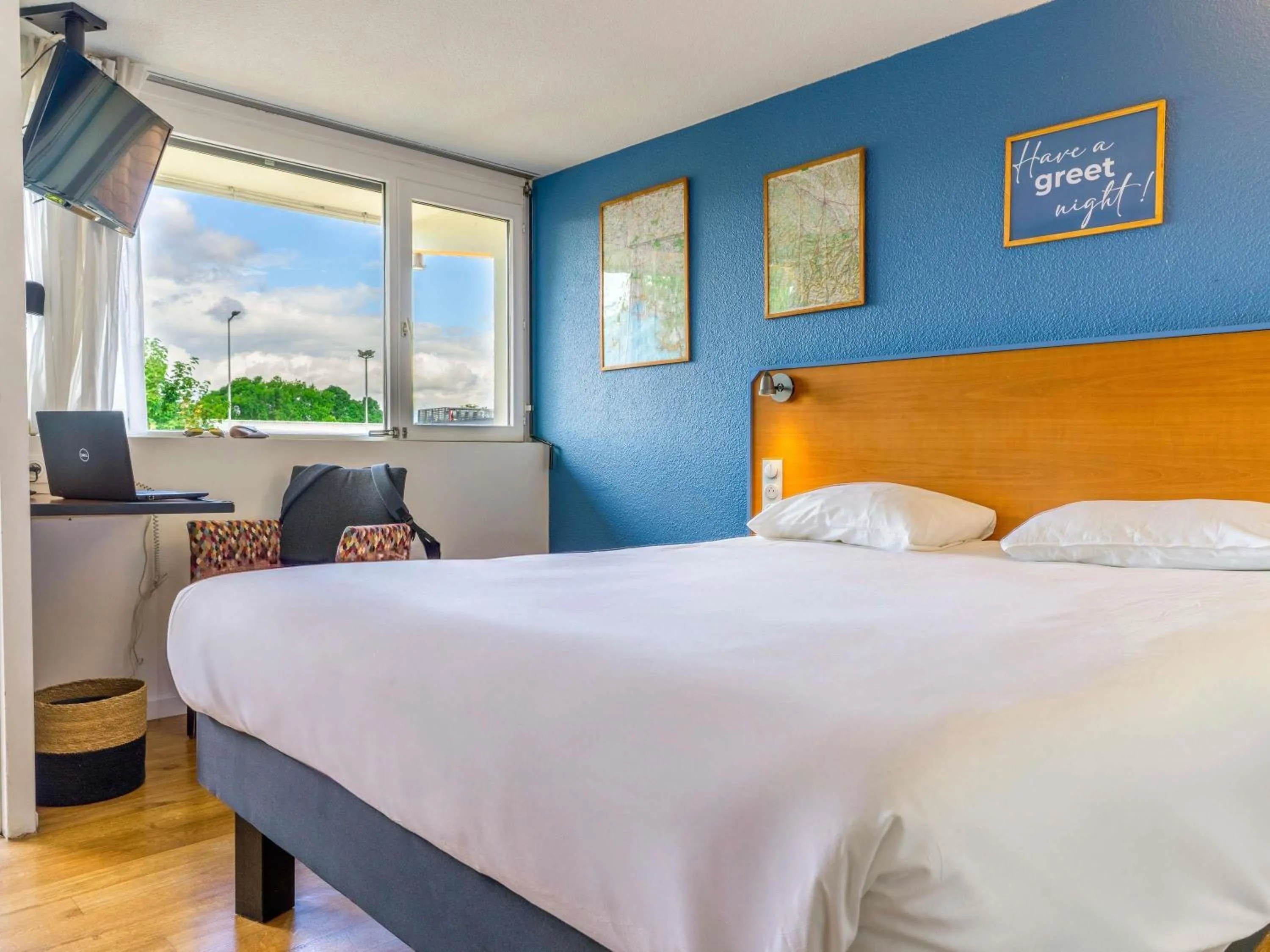 Bedroom, Bed in greet Hotel Belleville en Beaujolais A6