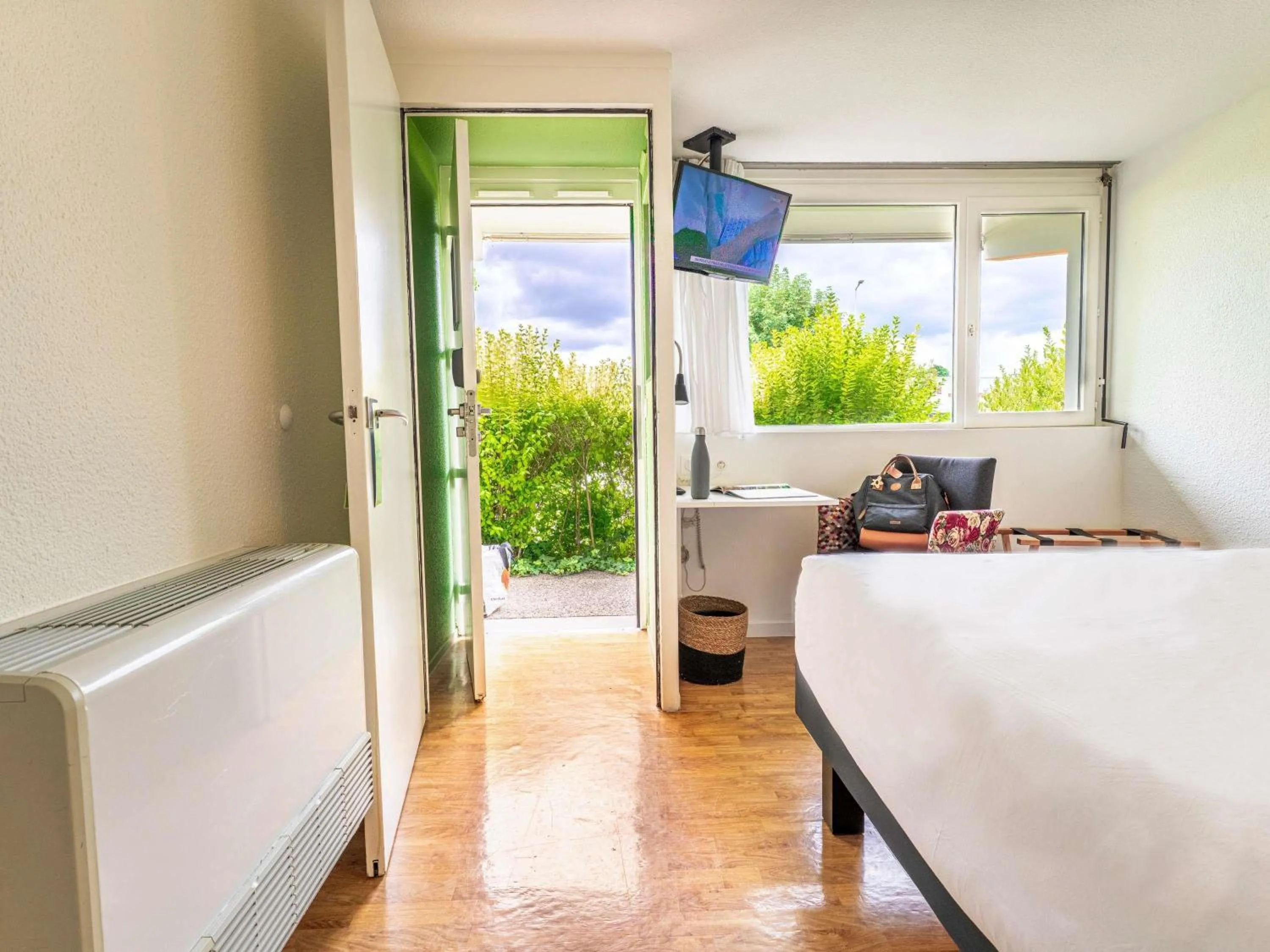 Bedroom, Bed in greet Hotel Belleville en Beaujolais A6