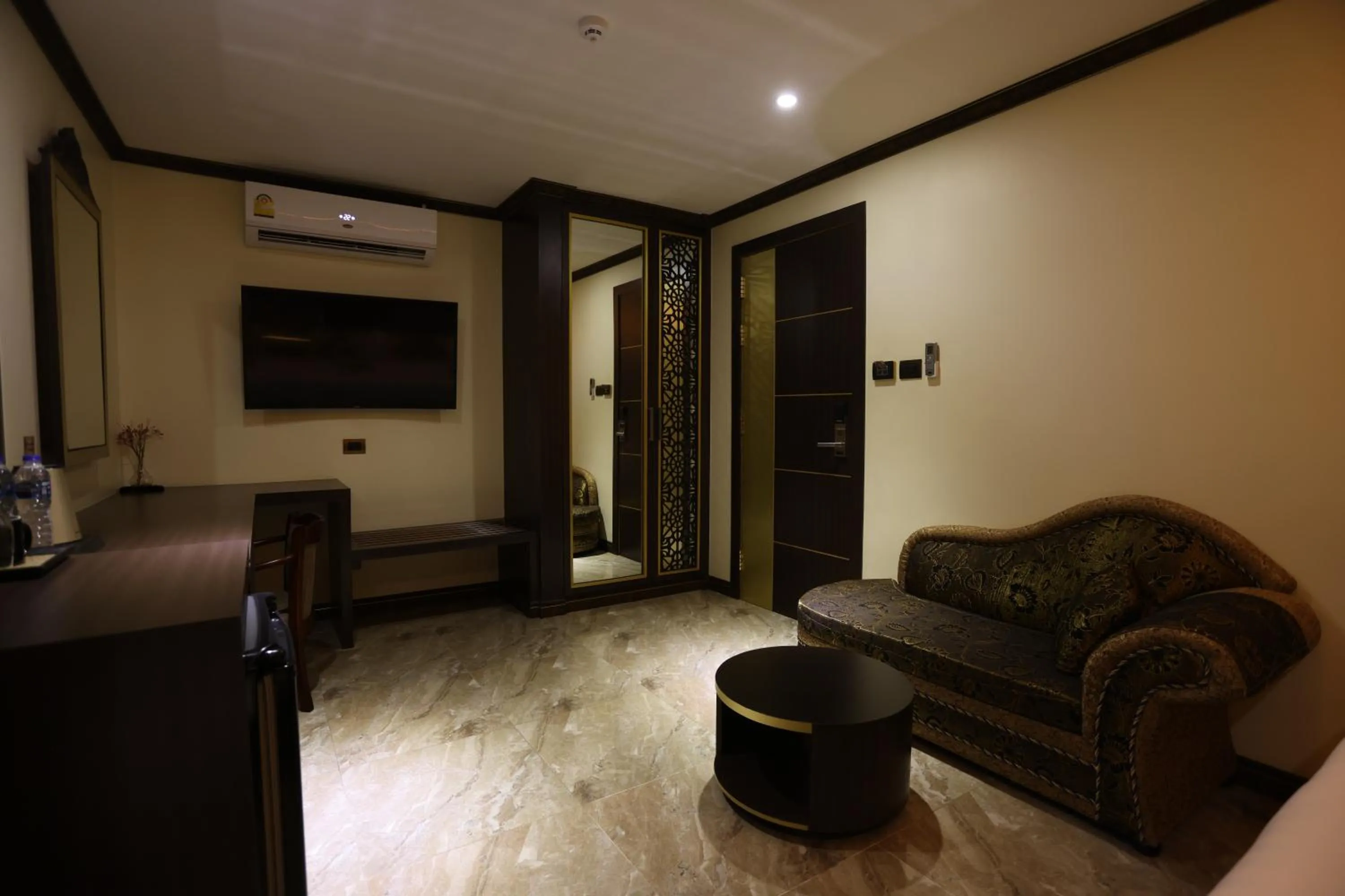 Communal lounge/ TV room in BAB ALHARA HOTEL