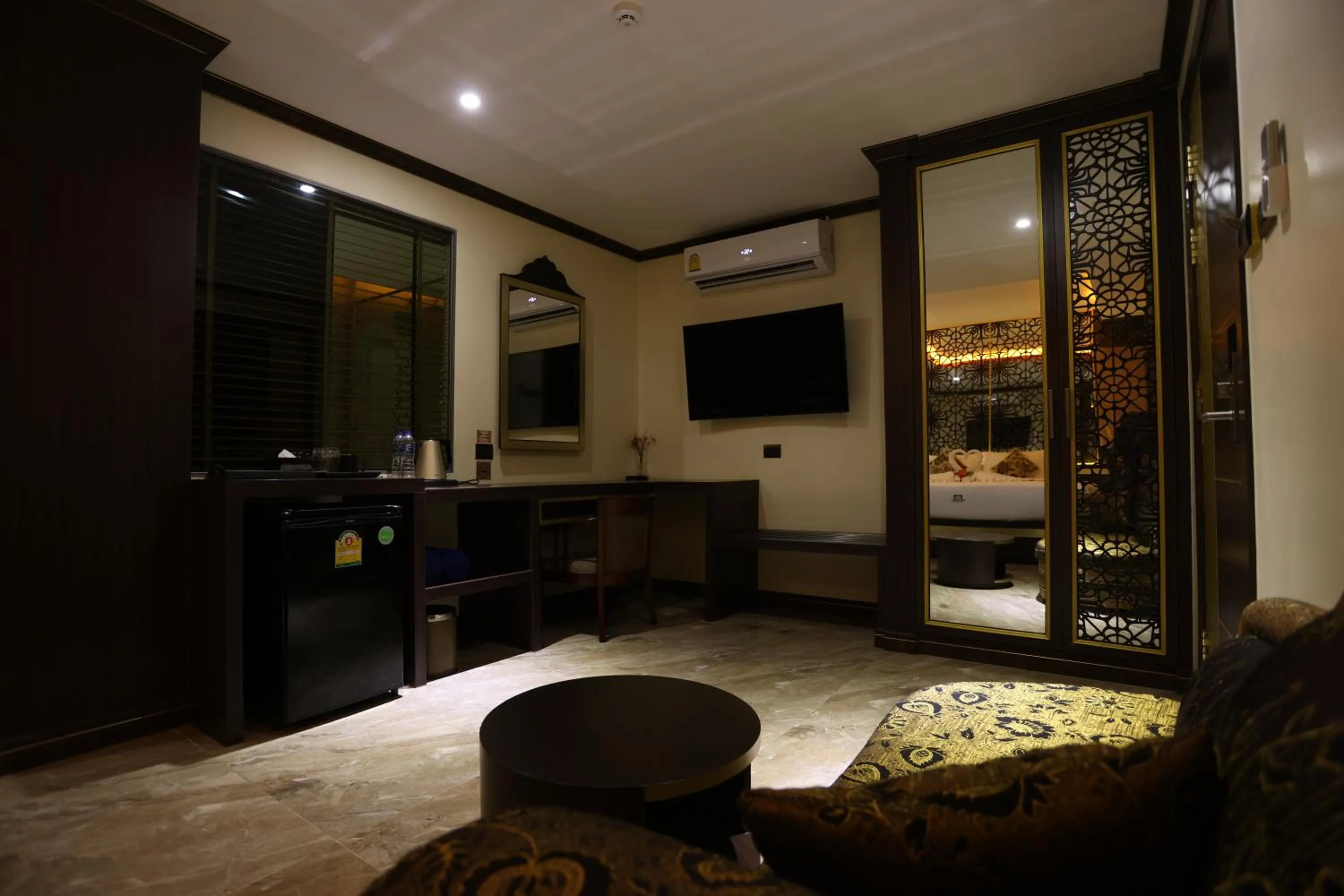 Communal lounge/ TV room in BAB ALHARA HOTEL