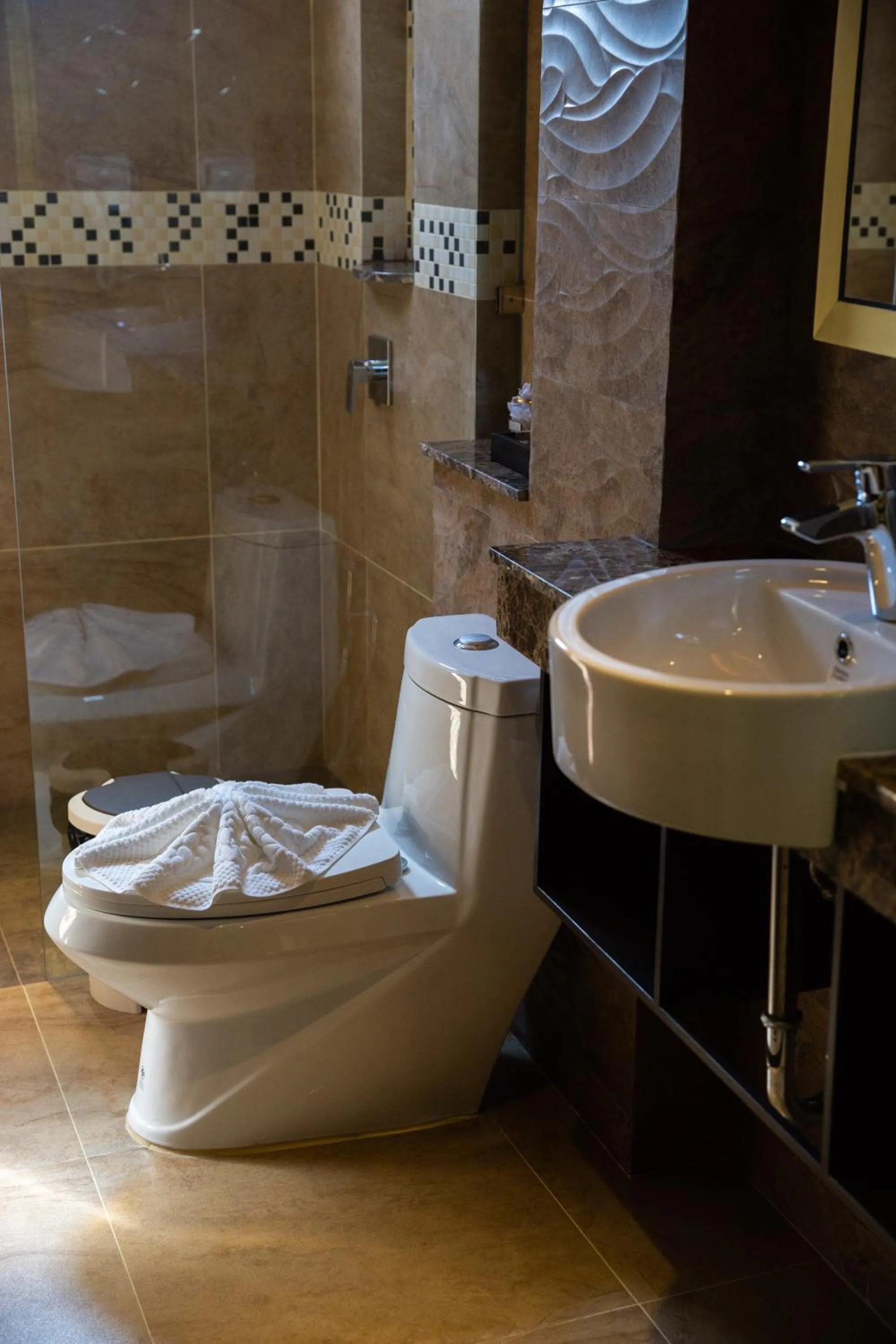 Shower in BAB ALHARA HOTEL