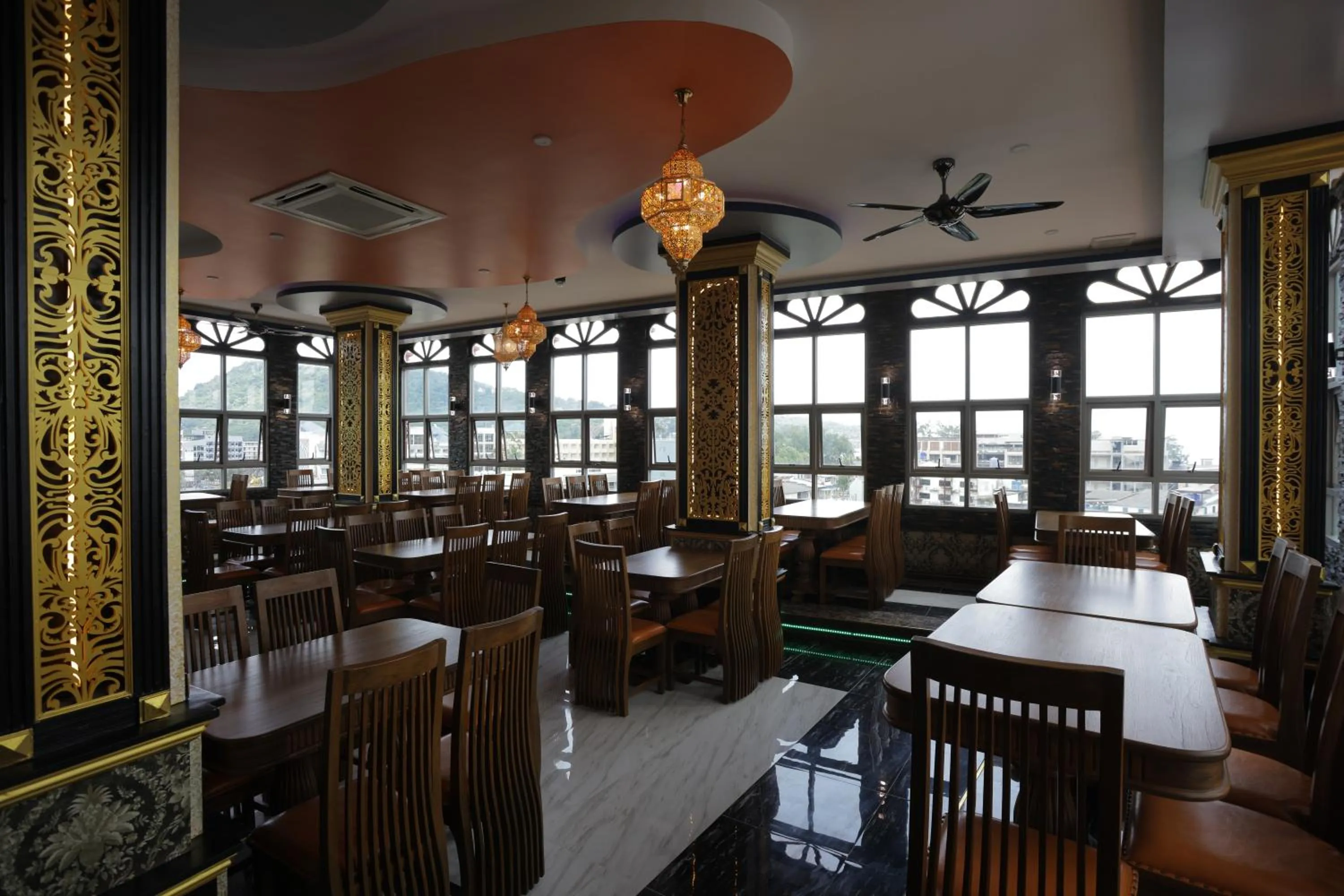 Restaurant/places to eat in BAB ALHARA HOTEL