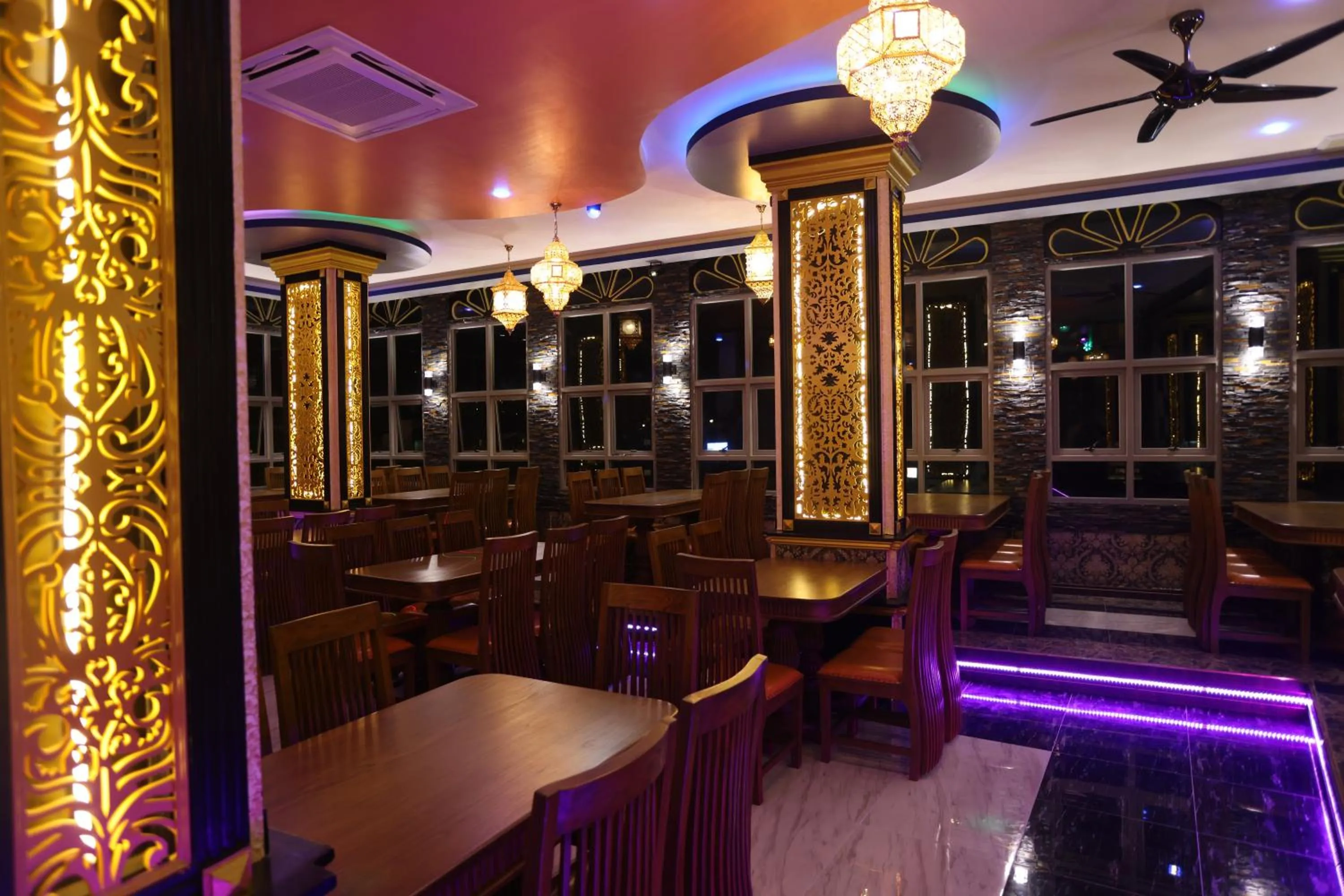 Restaurant/places to eat in BAB ALHARA HOTEL