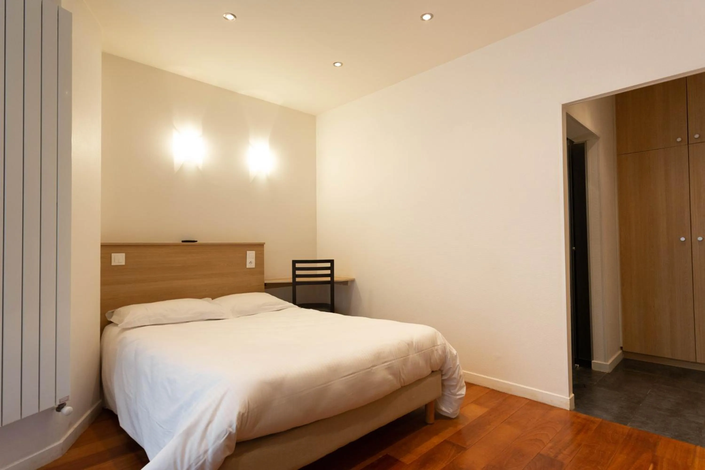 Photo of the whole room, Bed in Hotel Mimosa Paris