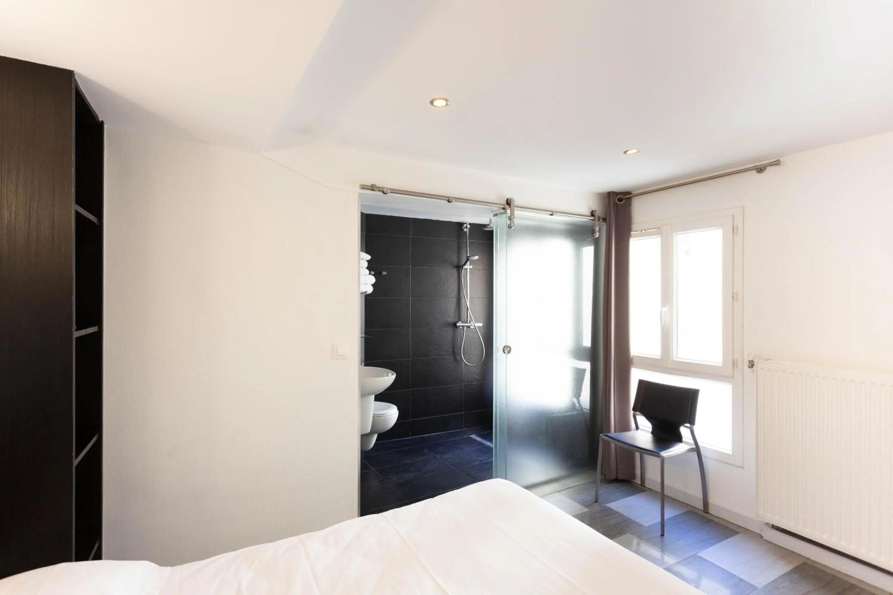 Photo of the whole room, Bed in Hotel Mimosa Paris