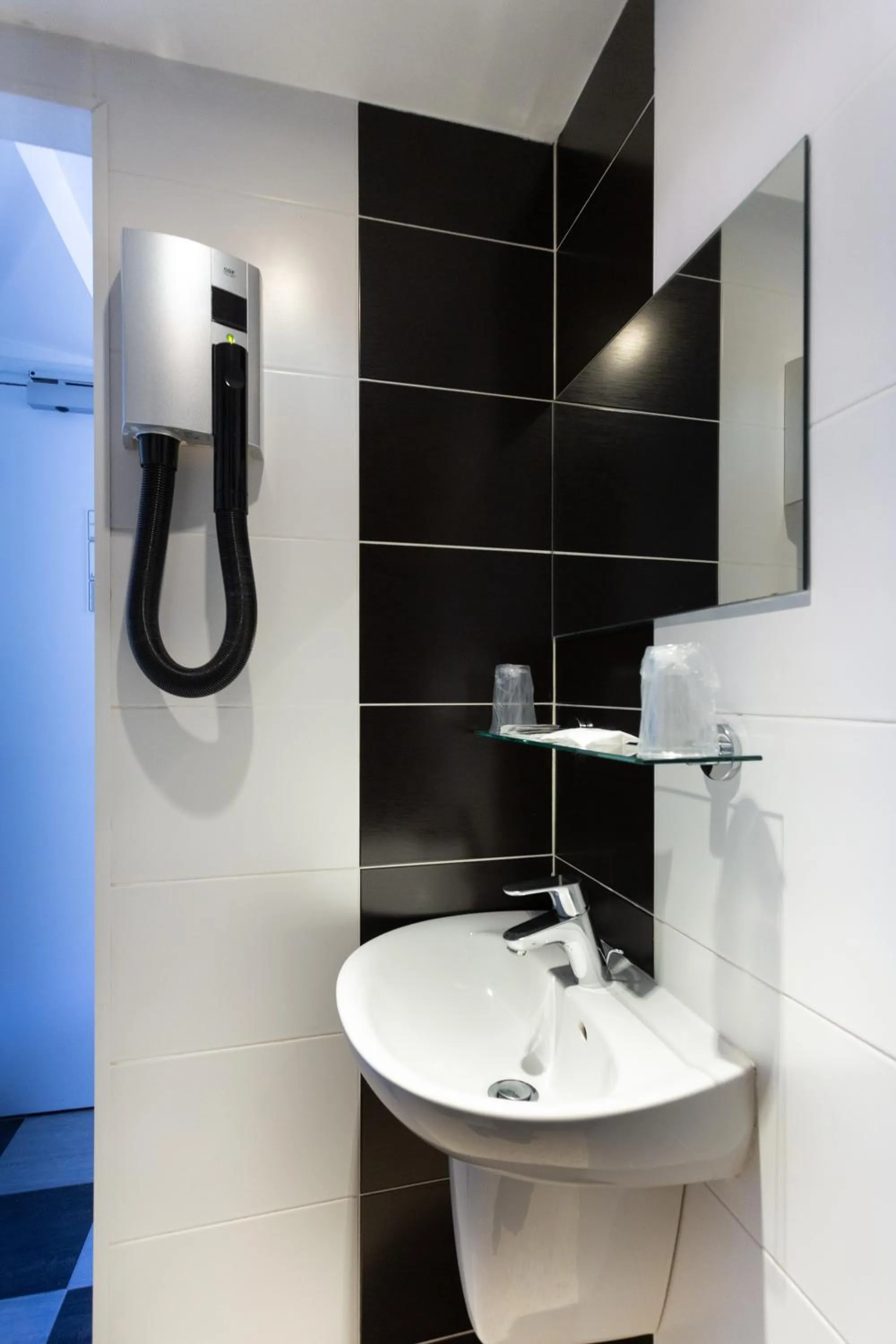 Shower in Hotel Mimosa Paris