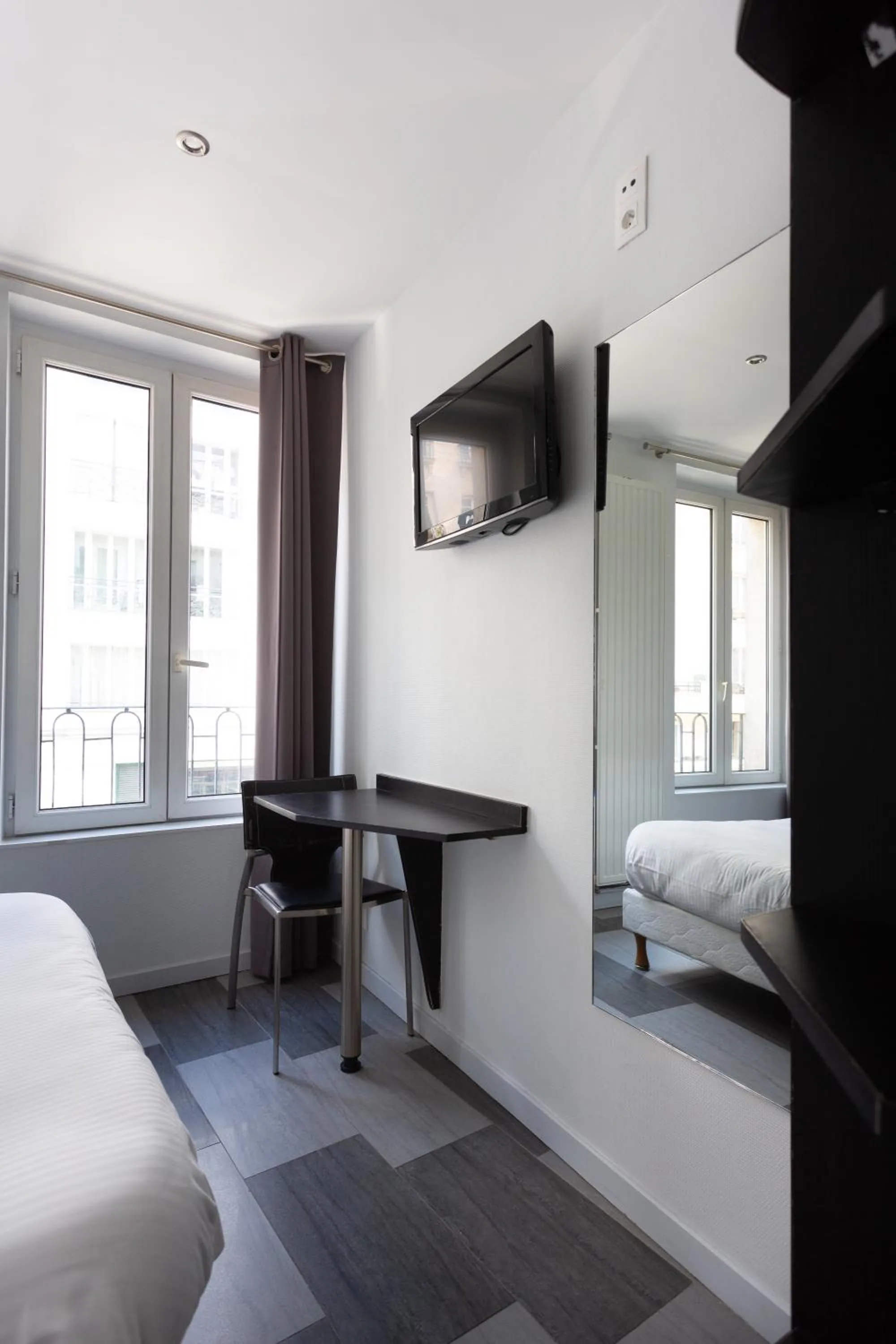 TV and multimedia, Bed in Hotel Mimosa Paris