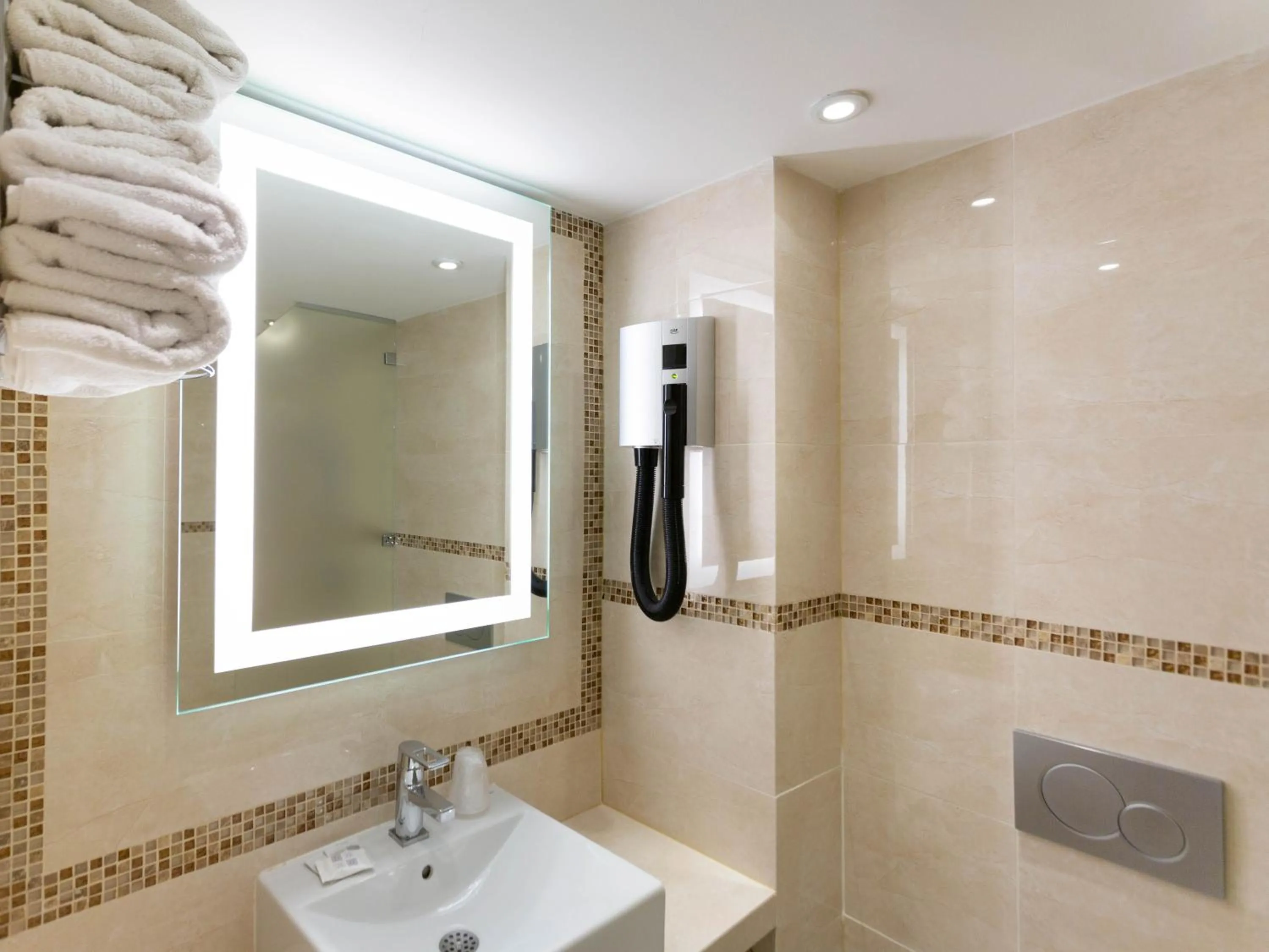 Bathroom in Hotel Mimosa Paris