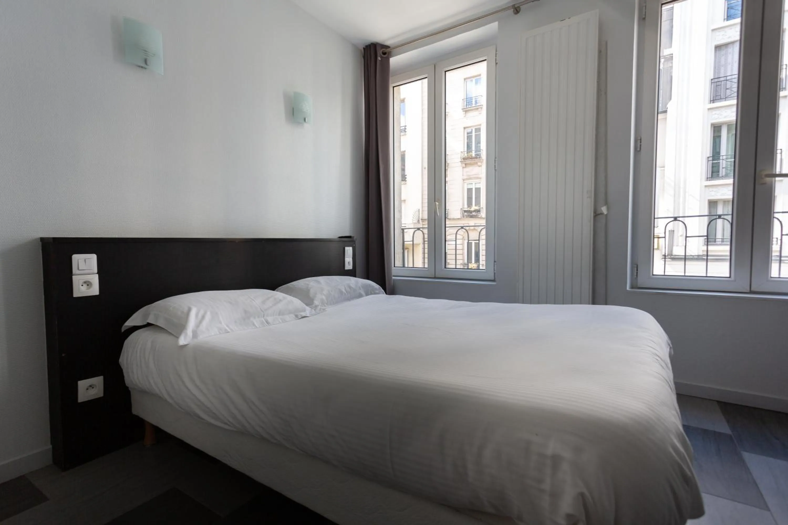 Photo of the whole room, Bed in Hotel Mimosa Paris