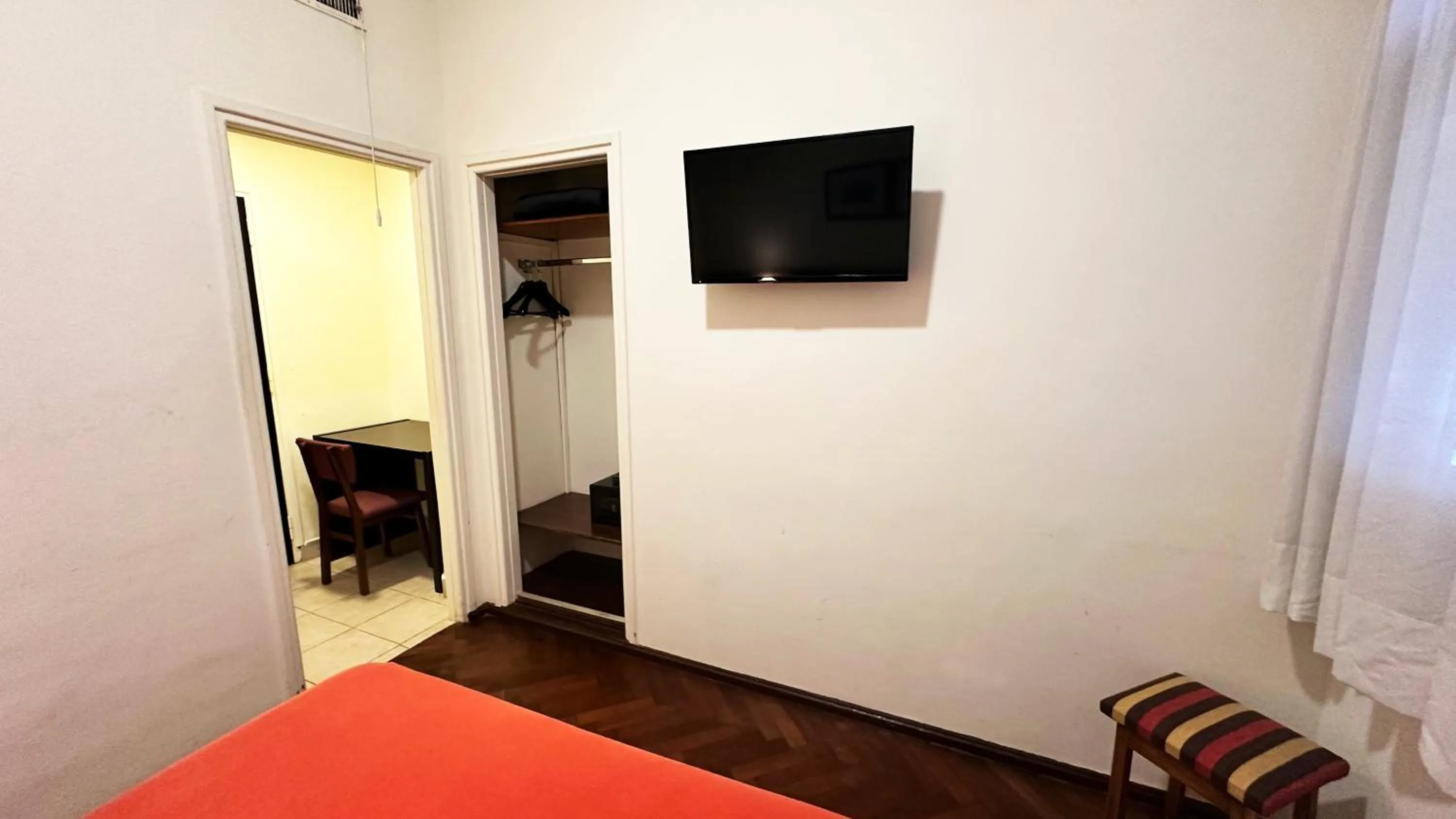 TV and multimedia, Bed in Castelar Hotel Santa Fe