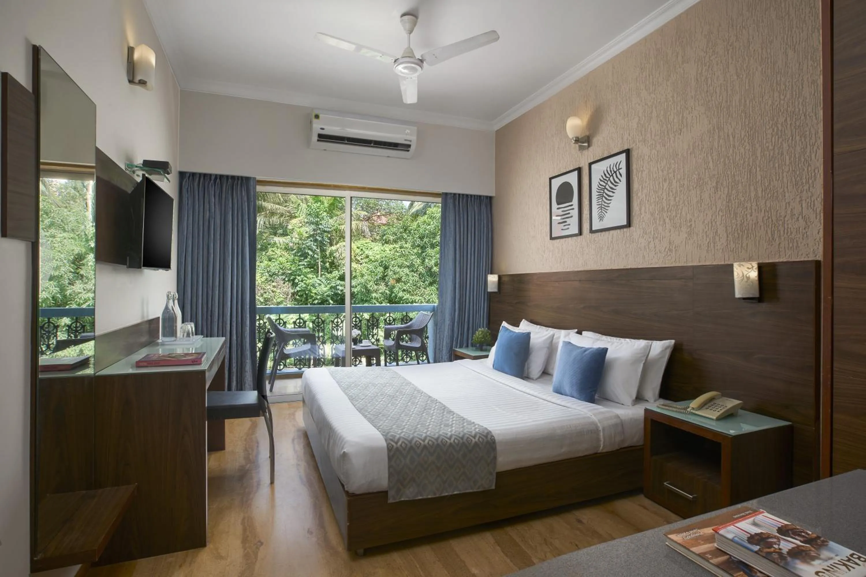 Photo of the whole room, Bed in The Hawaii Comforts Panjim Donapaula