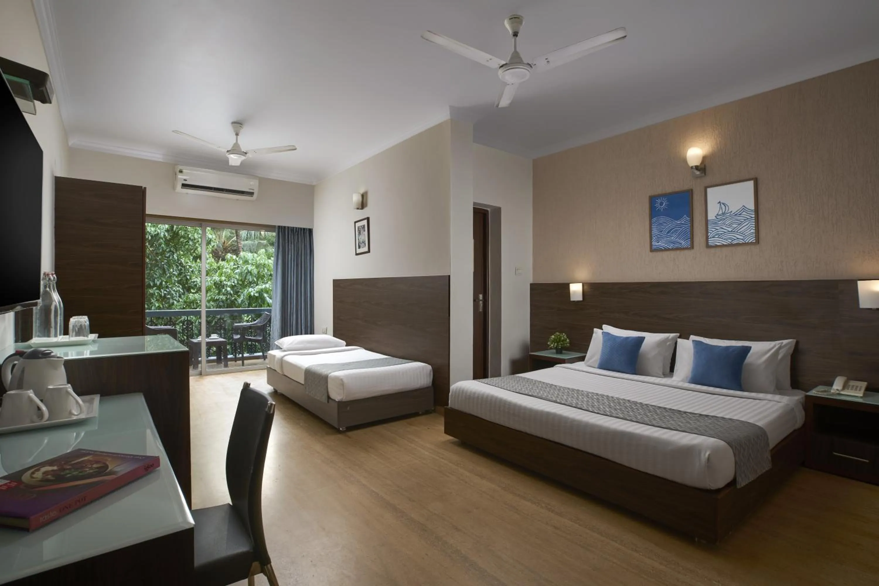 Photo of the whole room, Bed in The Hawaii Comforts Panjim Donapaula