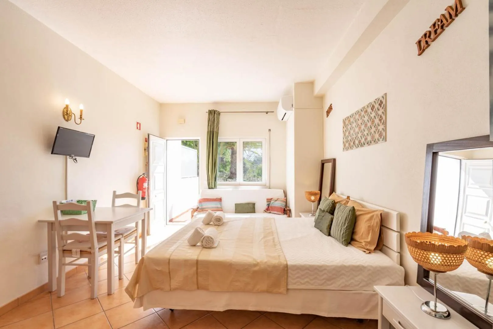 Bedroom, Bed in Bem Parece by Umbral