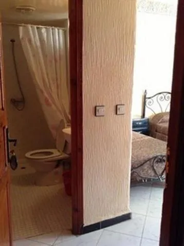Bathroom, Bed in Hôtel Tijani