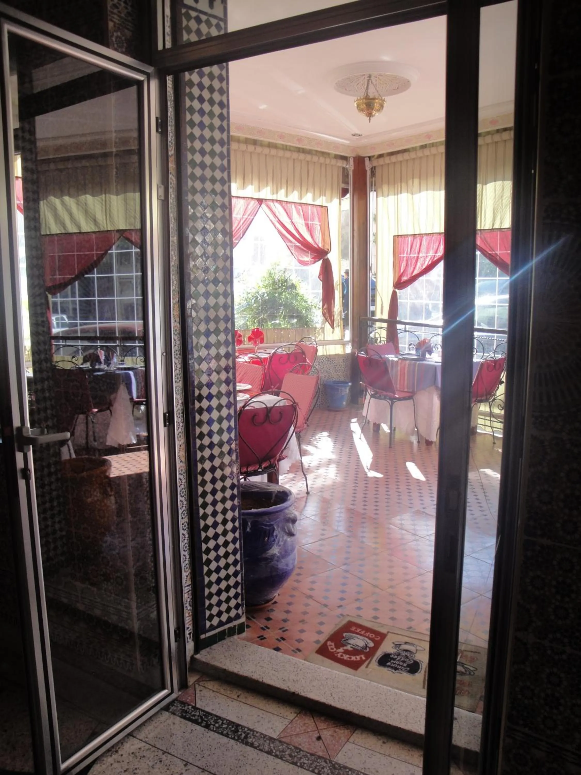 Restaurant/places to eat in Hôtel Tijani