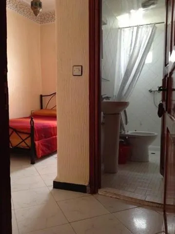 Bathroom, Bed in Hôtel Tijani