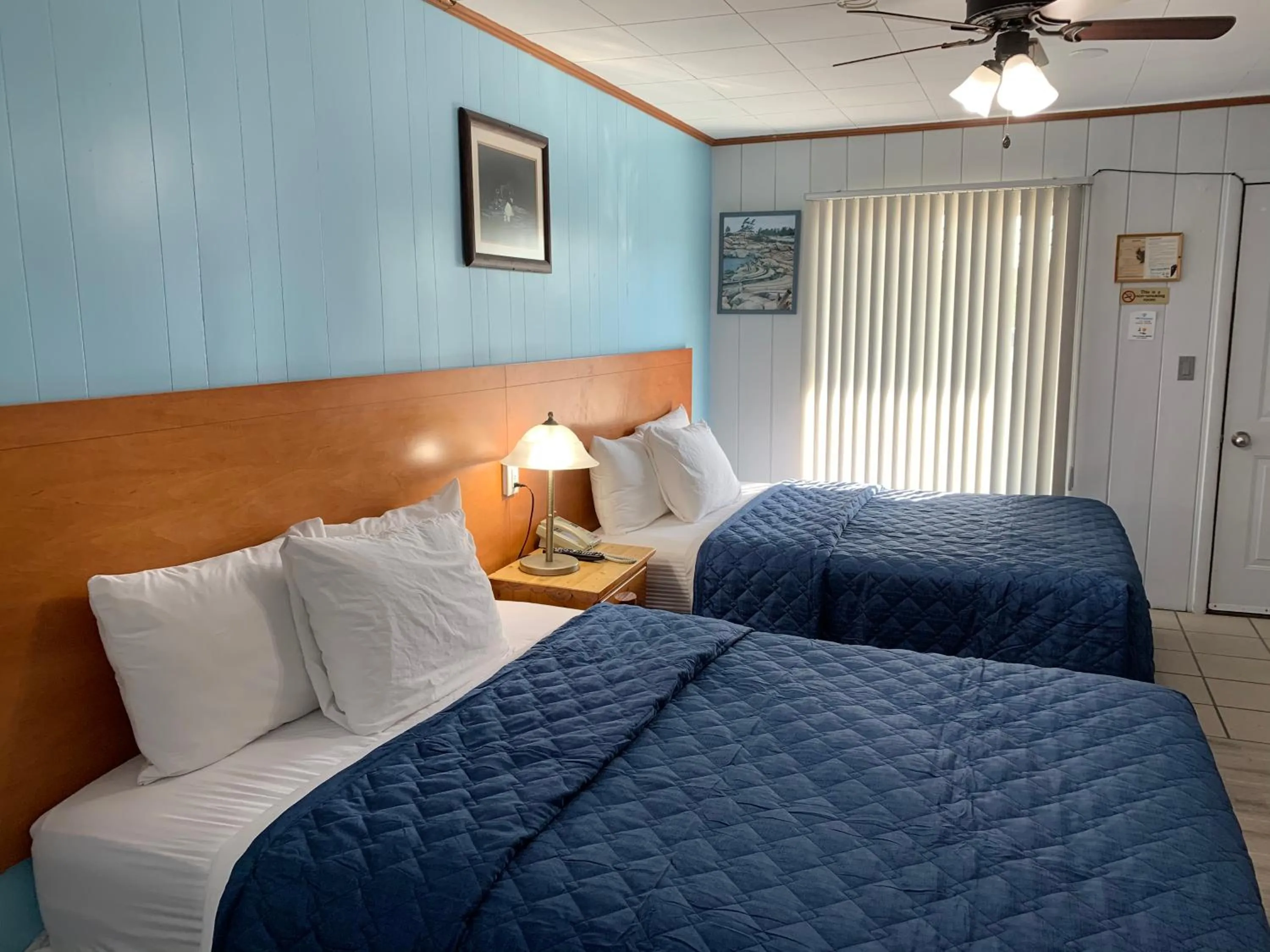 Bed in Town & Country Motel